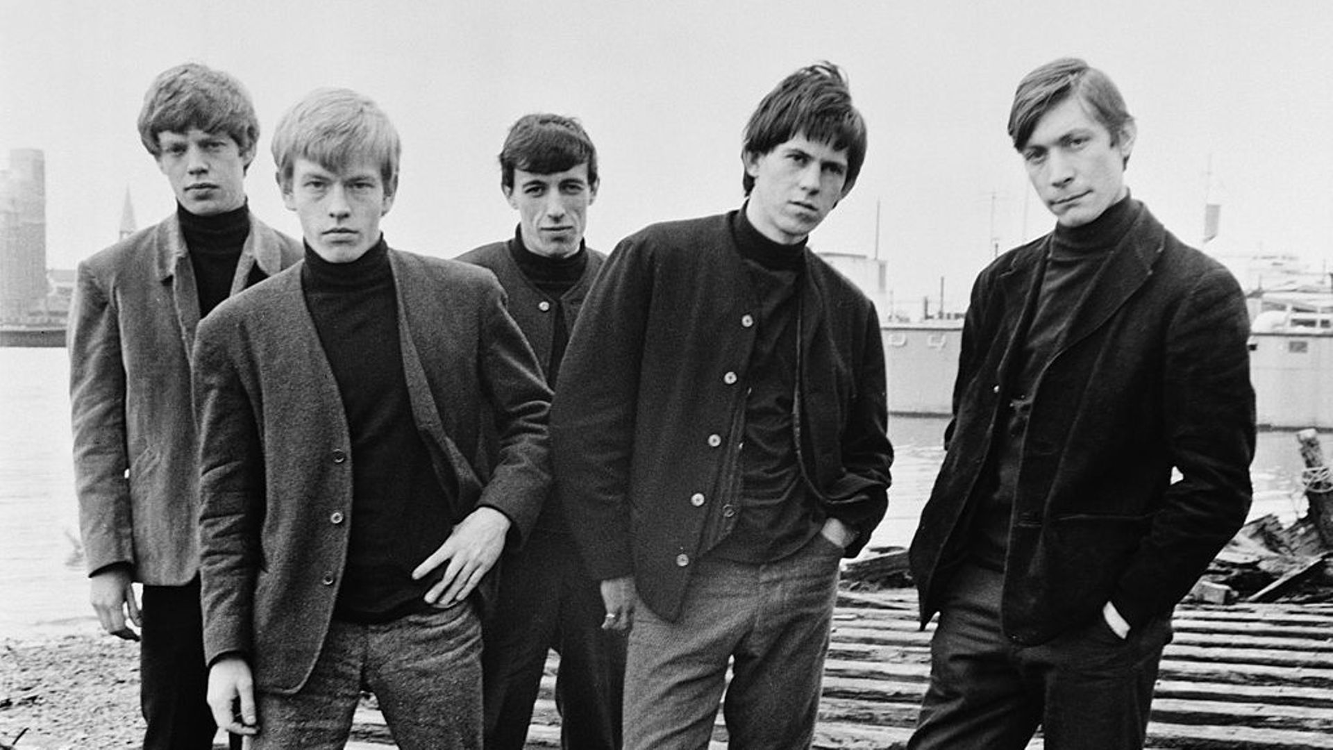Rolling Stones lors de leur premier shooting photo officiel, le 4 mai 1963, sur les bords de la Tamise à Londres.