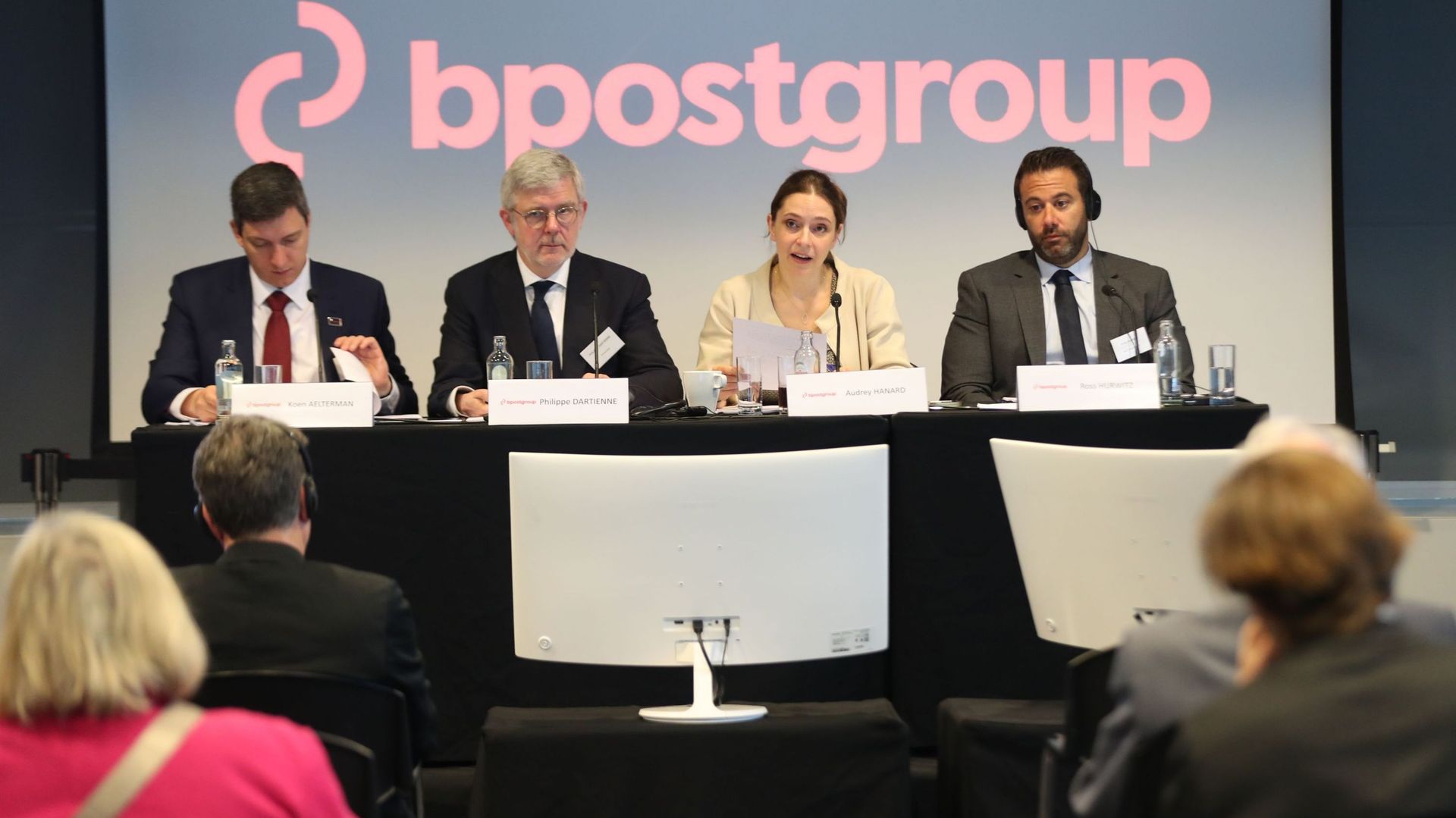 La présidente du conseil d’administration de bpostgroup, entourée du responsable financier, de l’administrateur délégué et du secrétaire général.