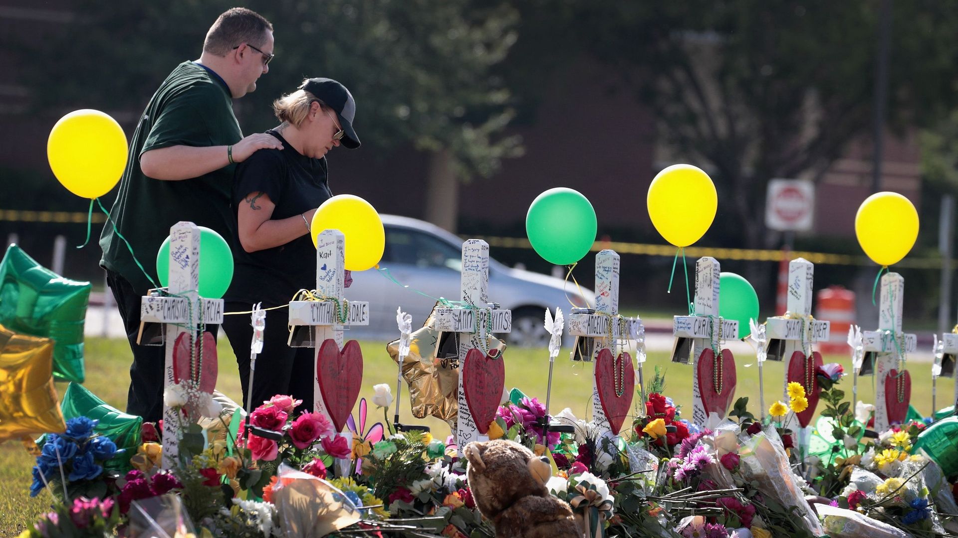 Des personnes en deuil visitent un mémorial devant le lycée de Santa Fe, le 22 mai 2018, après une fusillade ayant tué 10 personnes