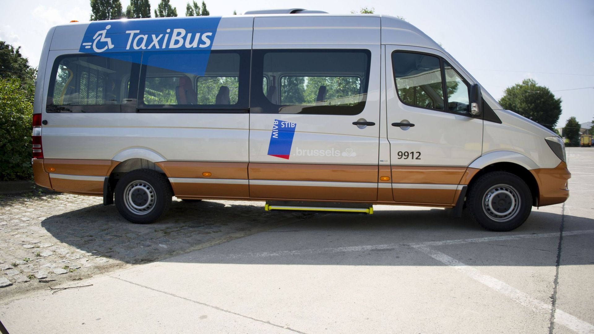 "Atteinte grave au droit à la mobilité et à l'inclusion" : le CPH critique la réduction du service taxibus de la STIB