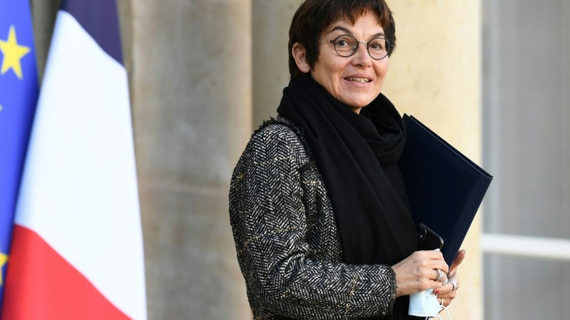 La ministre française de la Mer Annick Girardin sur le perron de l’Elysée à Paris, le 1er décembre 2021