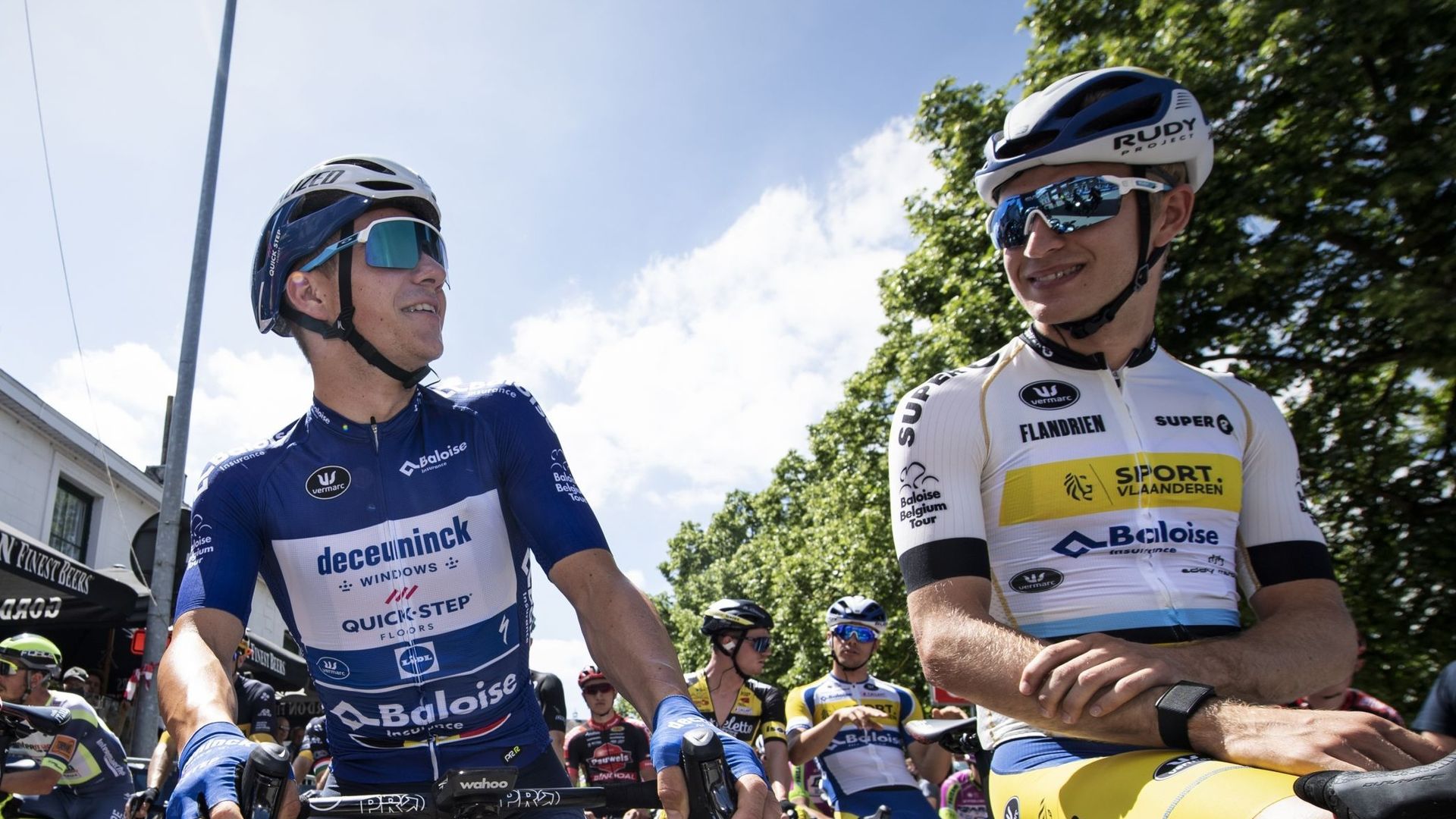 Rune Herregodts, le coureur Belge de Sport Vlaanderen-Baloise, a remporté le premier succès de sa carrière. On le voit (à droite) au départ de la 3e étape du tour de Belgique aux côtés de Remco Evenepoel.