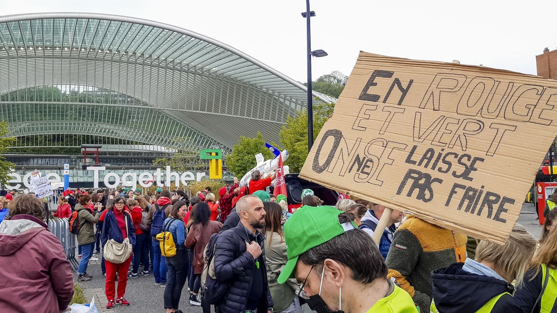 Des enseignants se rassemblent pour une manifestation organisée par les syndicats de l'enseignement de la Fédération Wallonie Bruxelles à Liège, le jeudi 05 mai 2022.