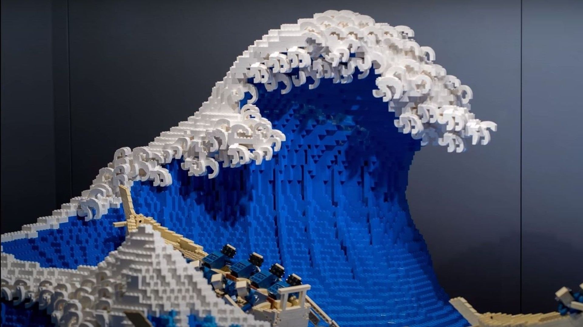 Il reconstitue 'la grande vague' d'Hokusai avec 50.000 briques Lego 