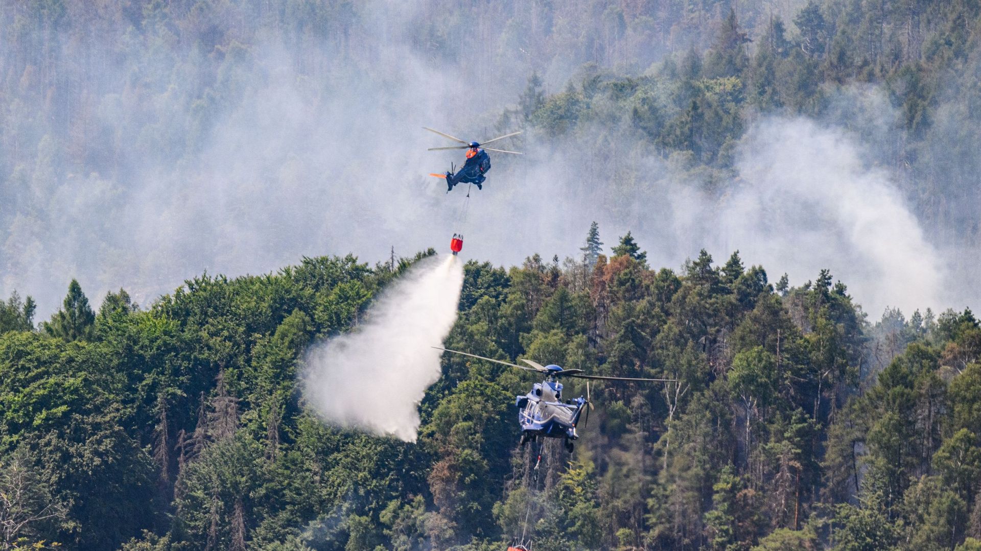 Federal police helicopter over the fire area