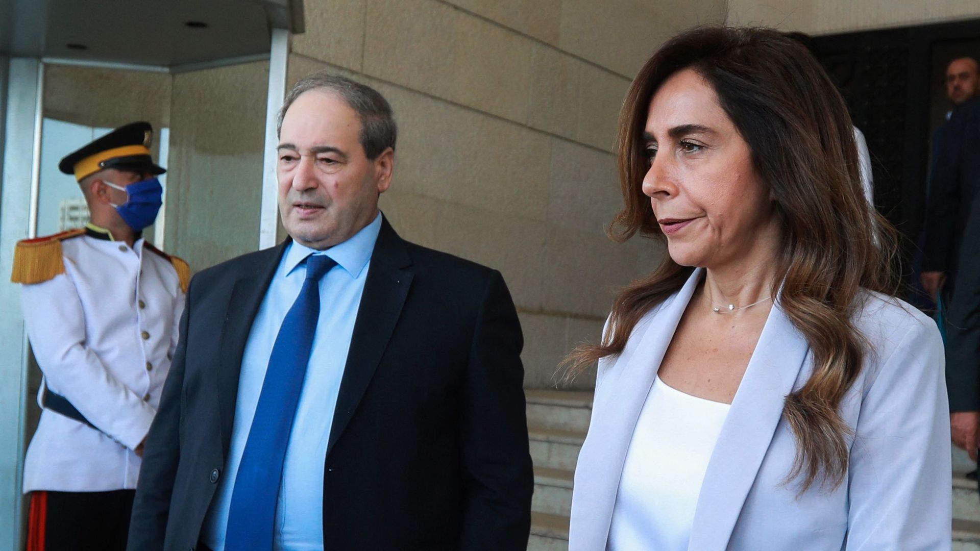 Le ministre syrien des Affaires étrangères Faisal Miqdad (G) et son homologue libanais Zeina Akar