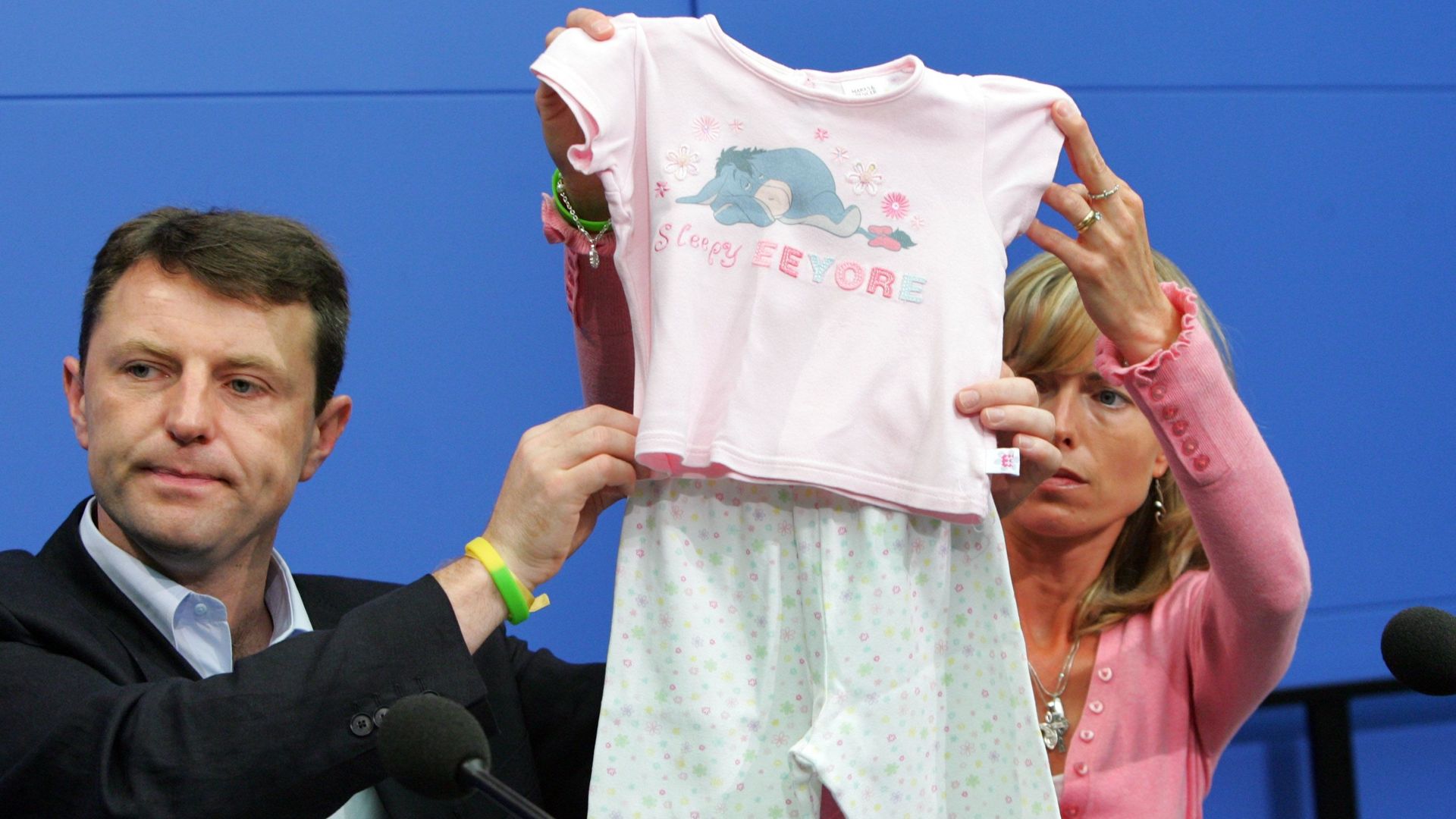 Les parents de Madeleine montrent le type de vêtement que la fillette portait au moment de sa disparition. 