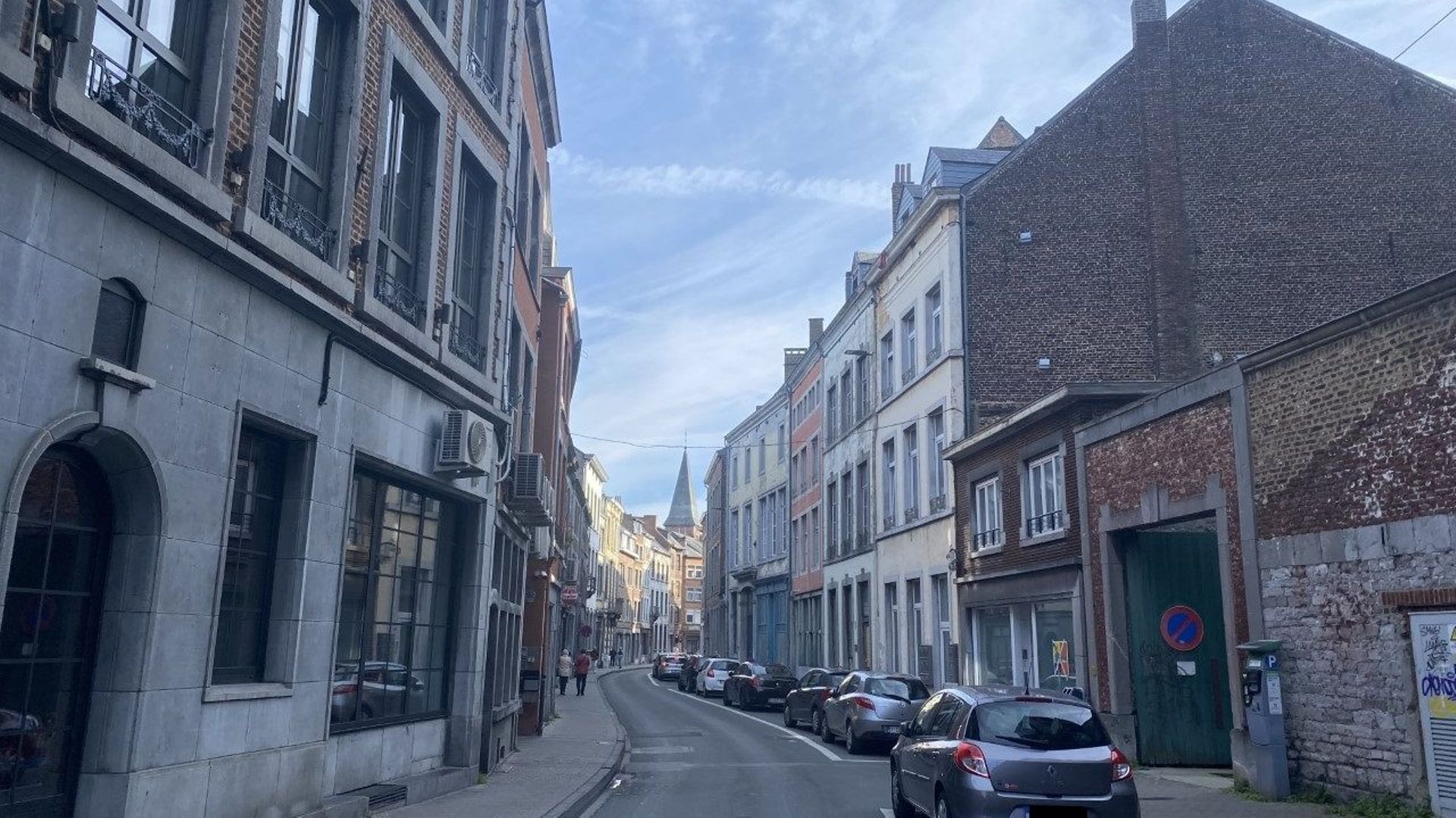 Vue de la rue Saint-Nicolas dans le quartier du même nom (Namur)