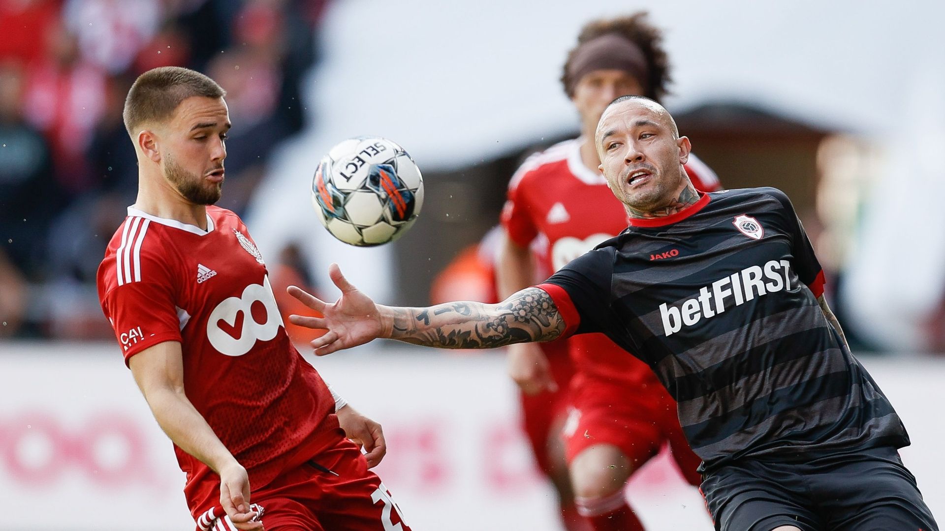 Nicolas Raskin et Radja Nainggolan se disputent le ballon lors de la victoire du Standard de Liège face à l'Antwerp (3-0).