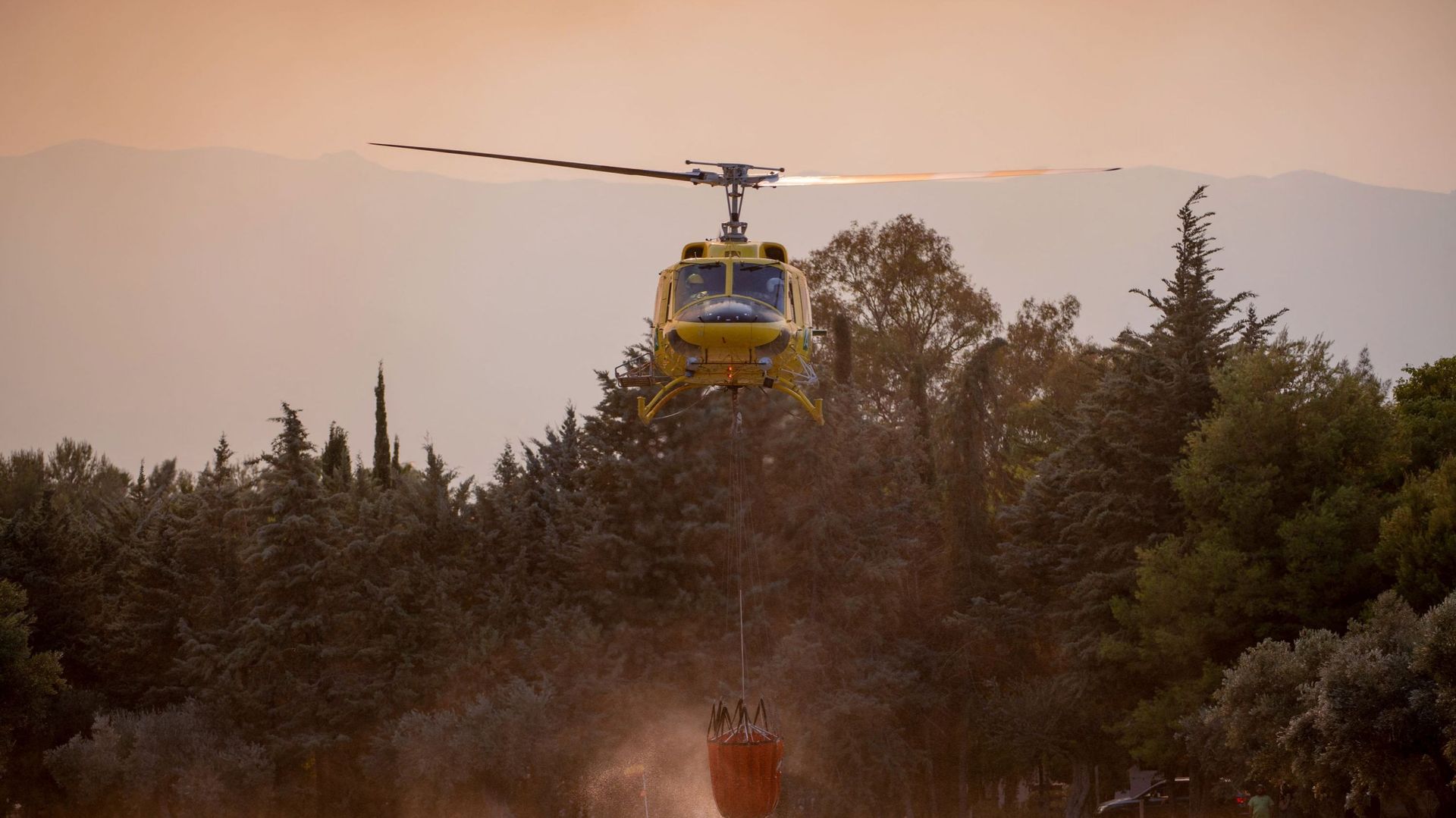 Un hélicoptère vole près d’un feu de forêt dans la chaîne de montagnes Sierra de Mijas, dans la province de Malaga, le 15 juillet 2022.