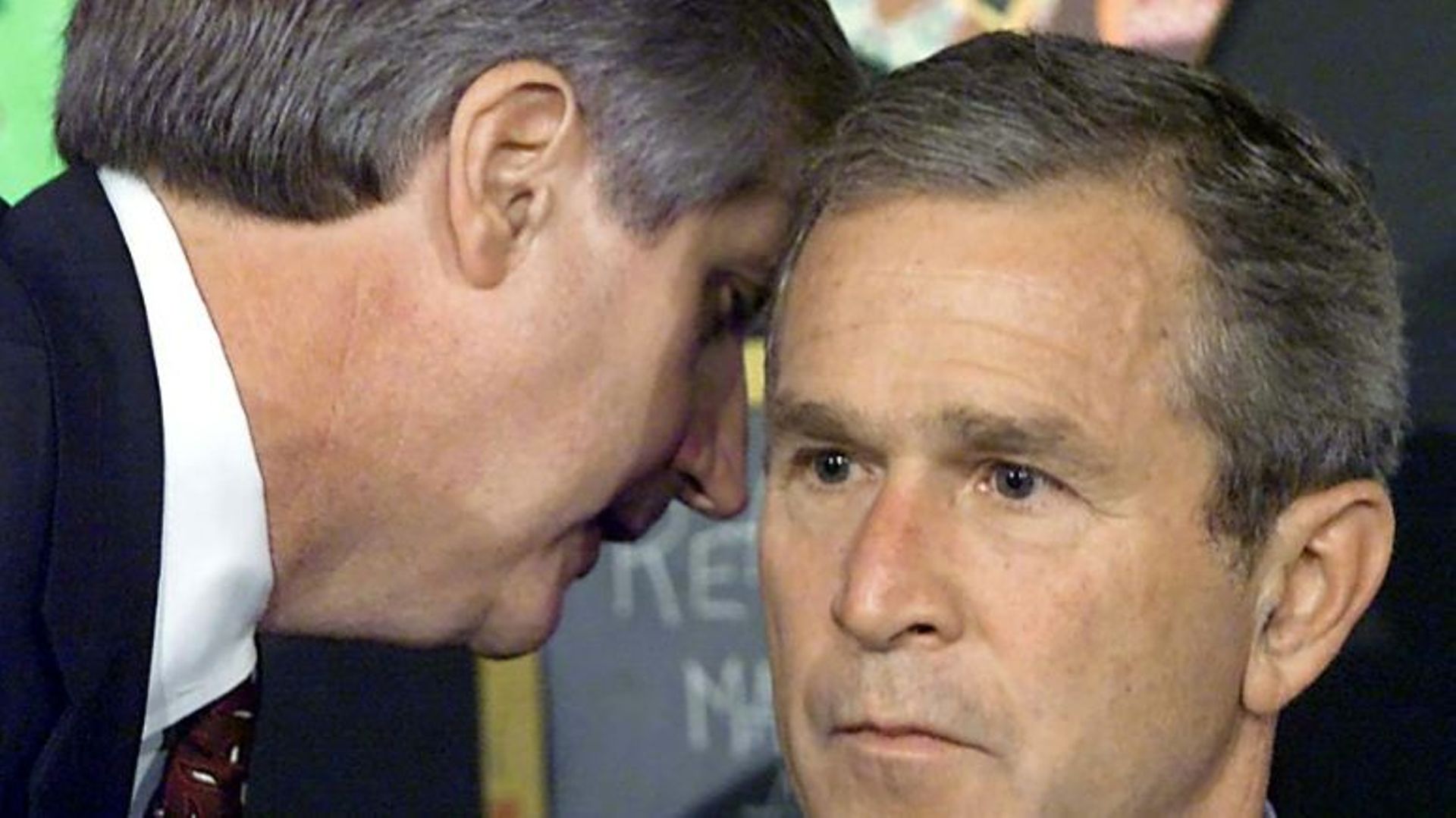 George W. Bush (à droite), en déplacement dans une école élémentaire de Floride, apprend par son chef de cabinet, Andrew Card, qu’un deuxième avion vient de percuter les tours du World Trade Center