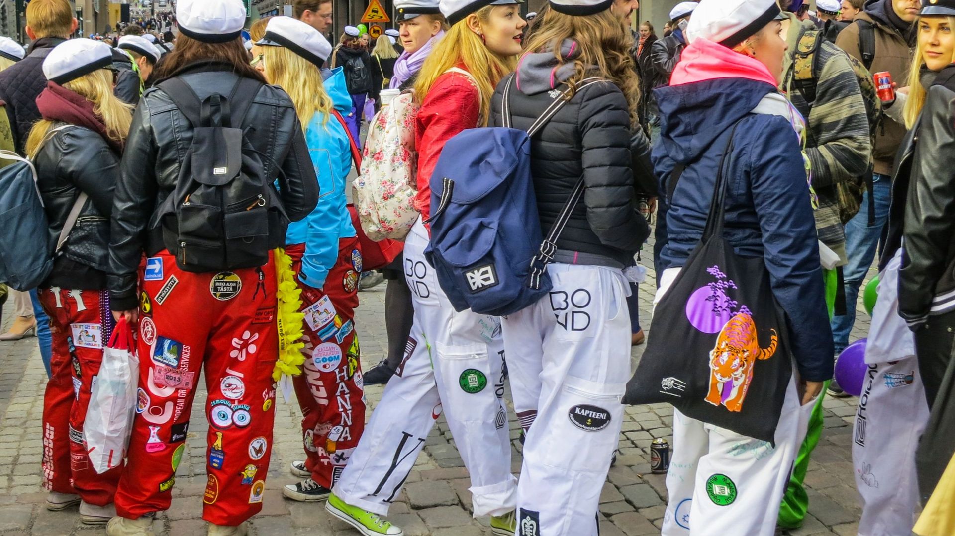 Des étudiants sur la place du marché d’Helsinki la veille du premier mai 2016.