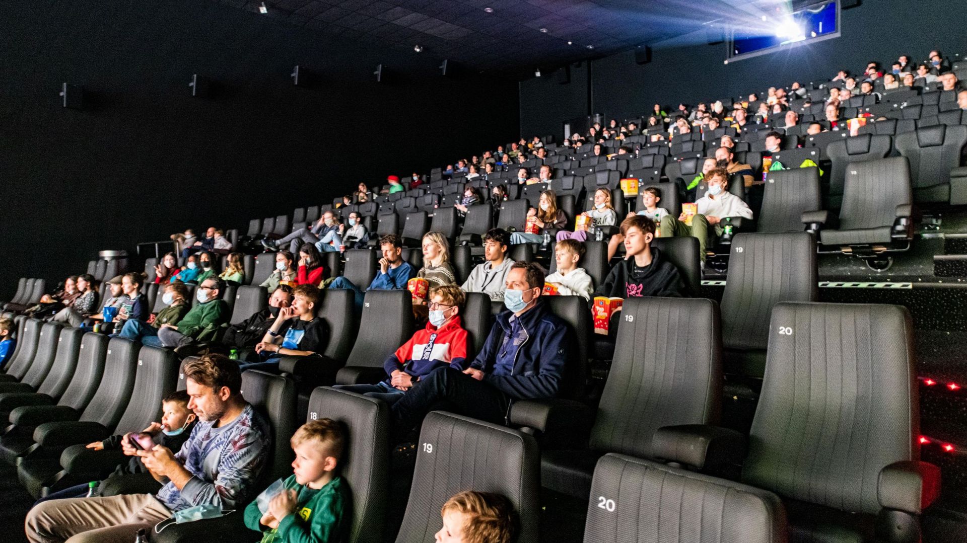 Des personnes regardent un film dans un cinéma Kinepolis à Anvers, le vendredi 24 décembre 2021.