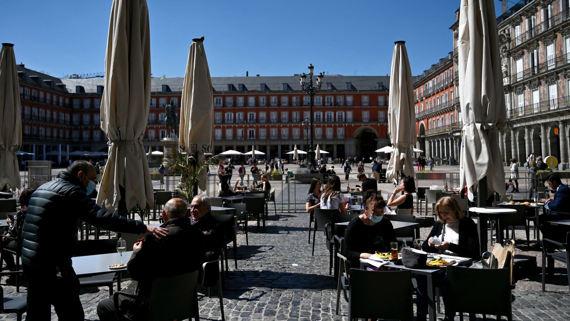 Le variant Omicron du coronavirus se propage rapidement en Espagne. Plaza Mayor à Madrid.