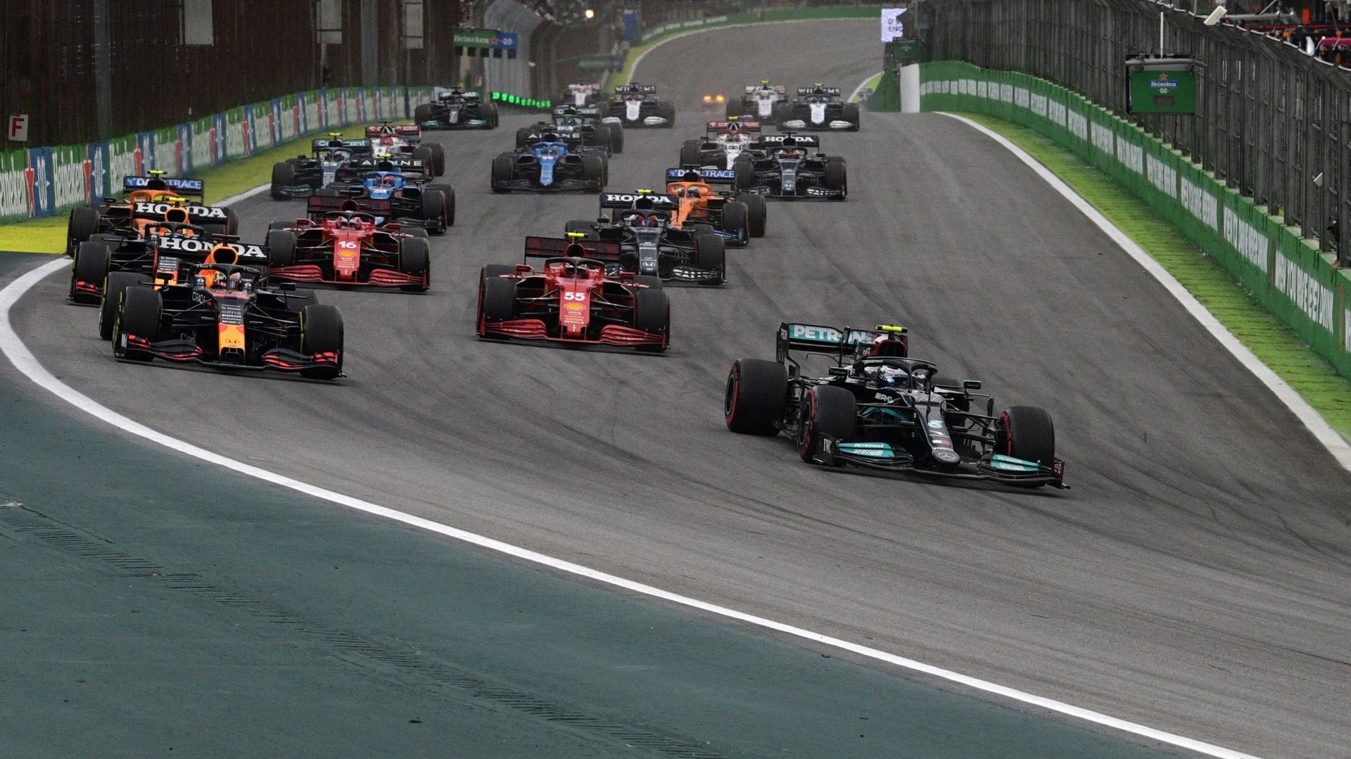 Le départ de la course sprint de samedi au Brésil