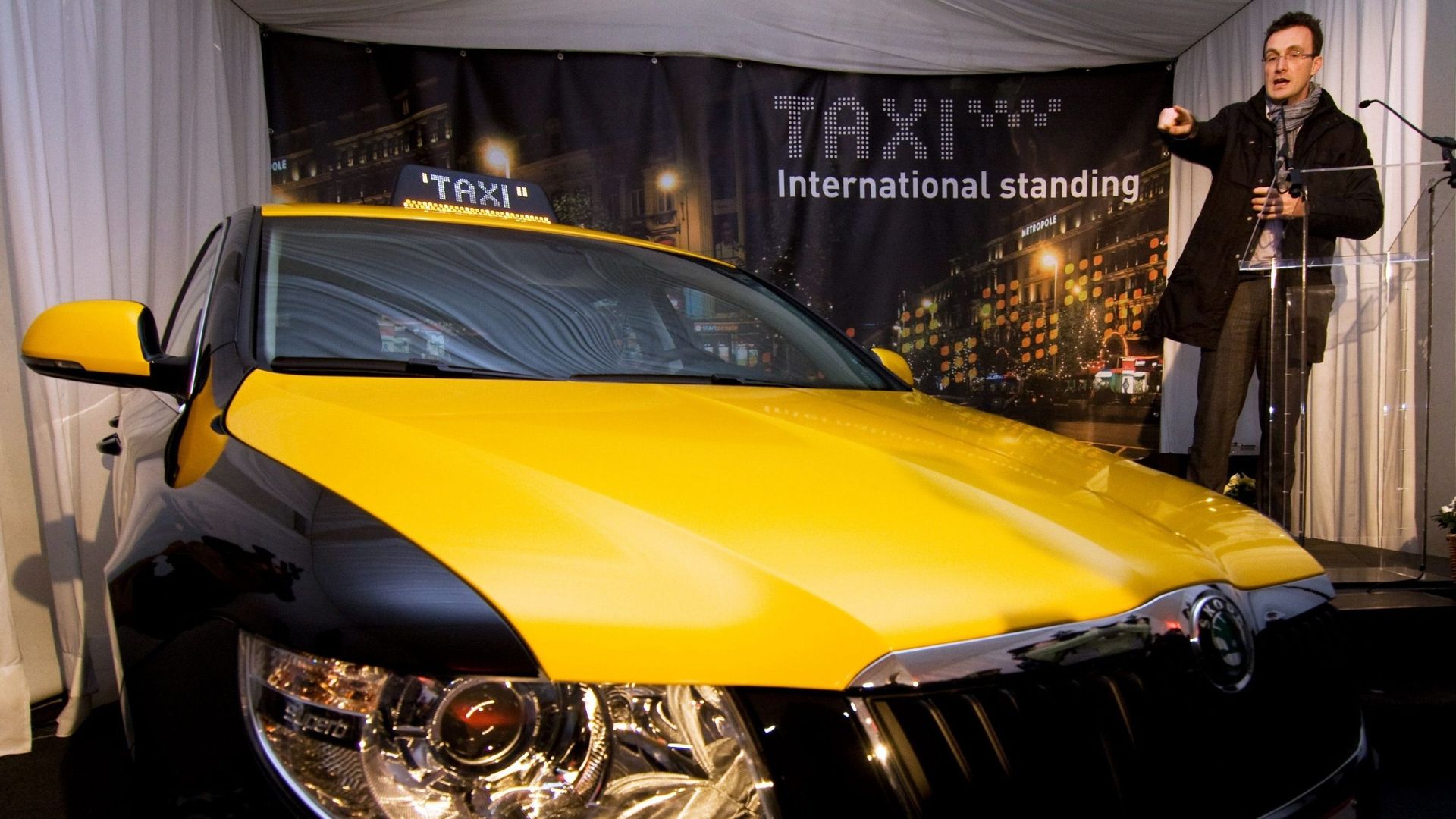 En 2008, le ministre bruxellois des Transports, Pascal Smet, présentant les nouveaux taxis.
