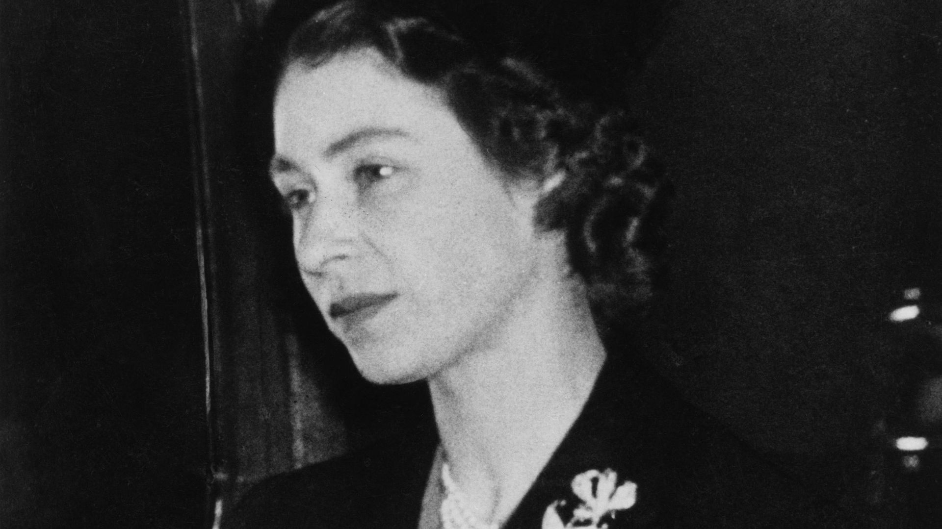 Elizabeth II rentre précipitamment du Kenya suite au décès de son père, le roi George VI