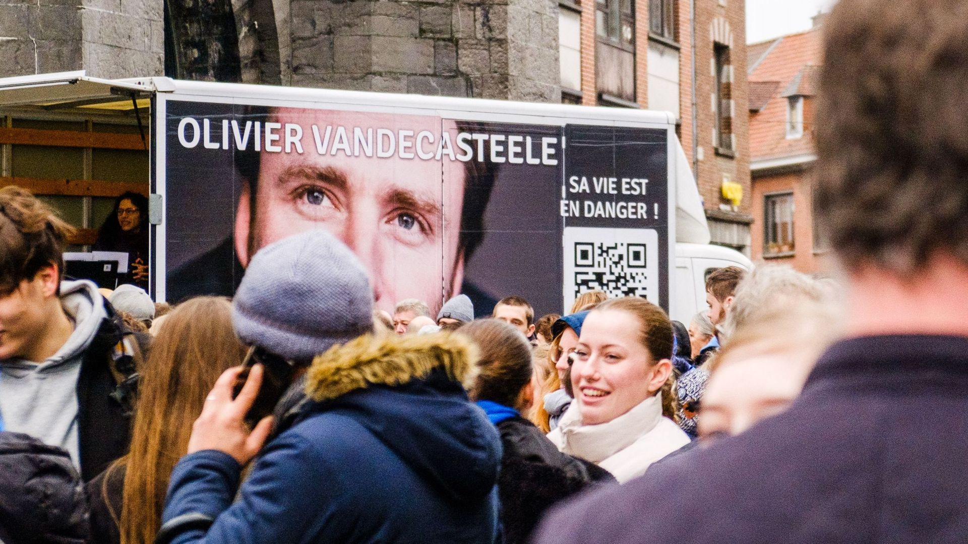 Photo d’illustration d’une grande banderole avec un portrait du travailleur humanitaire belge Olivier Vandecasteele, à Tournai (Doornik), jeudi 12 janvier 2023.