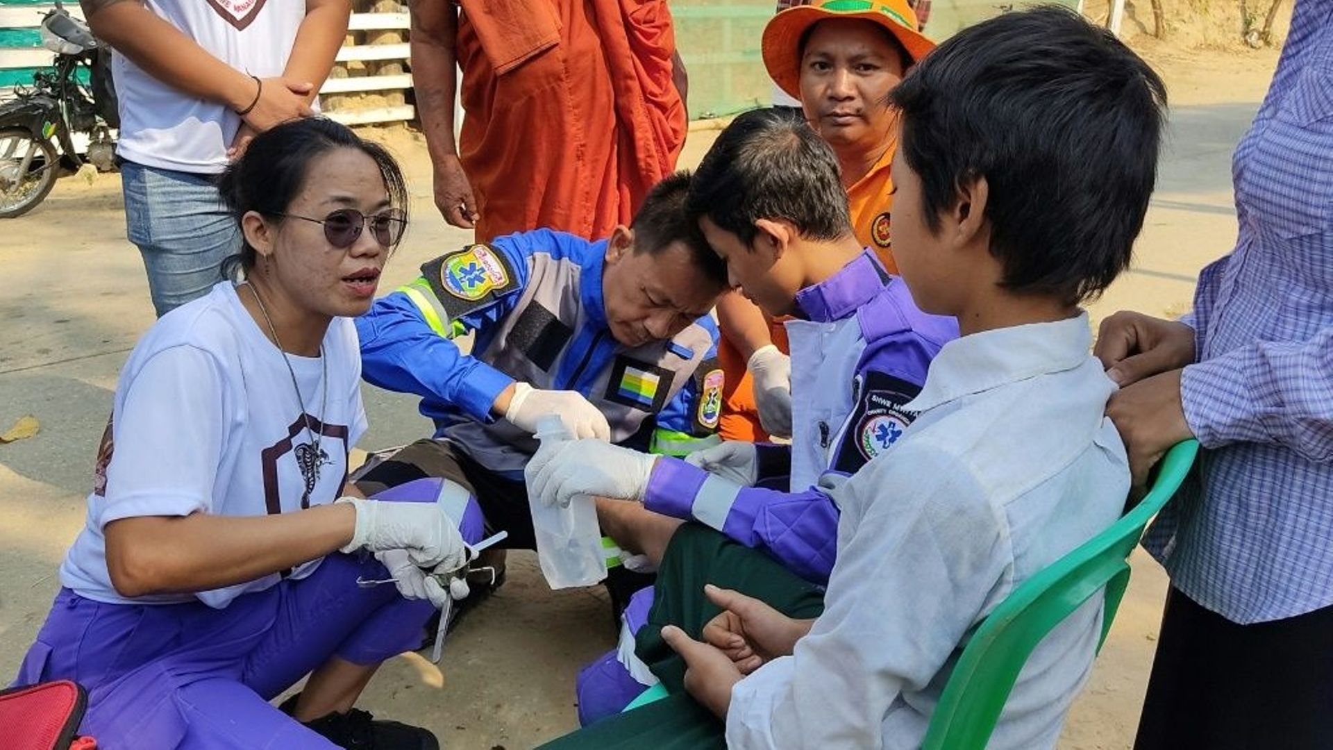 La chasseuse de serpents Shwe Lei donne les premiers soins à un garçon blessé dans le canton de Kyauktaga, à Bago.
