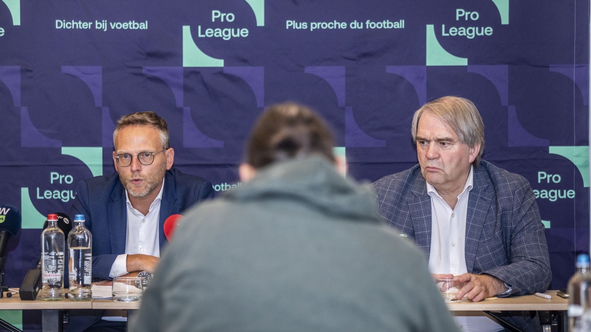  Peter Croonen, président de la Pro League et Pierre Francois, CEO de la Pro League au pied du mur 