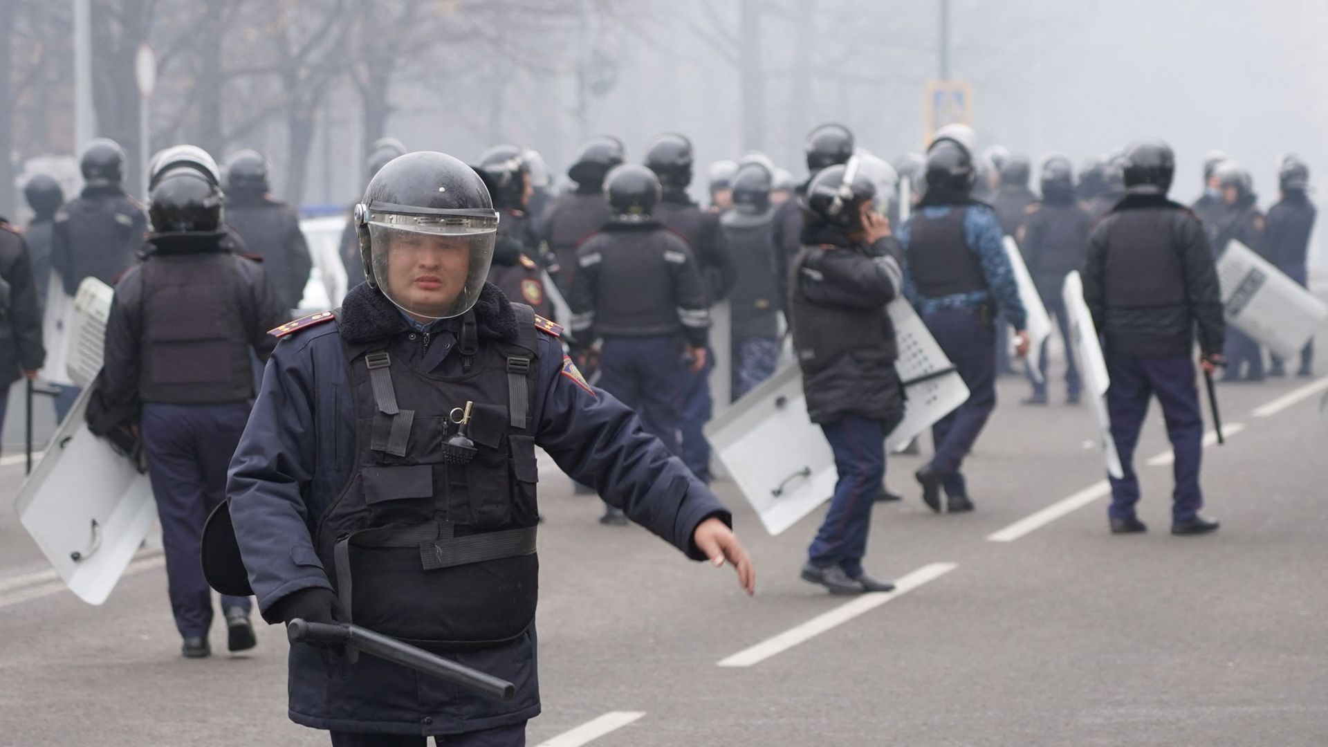 Des officiers de police patrouillent dans une rue à Almaty, le 5 janvier 2022.