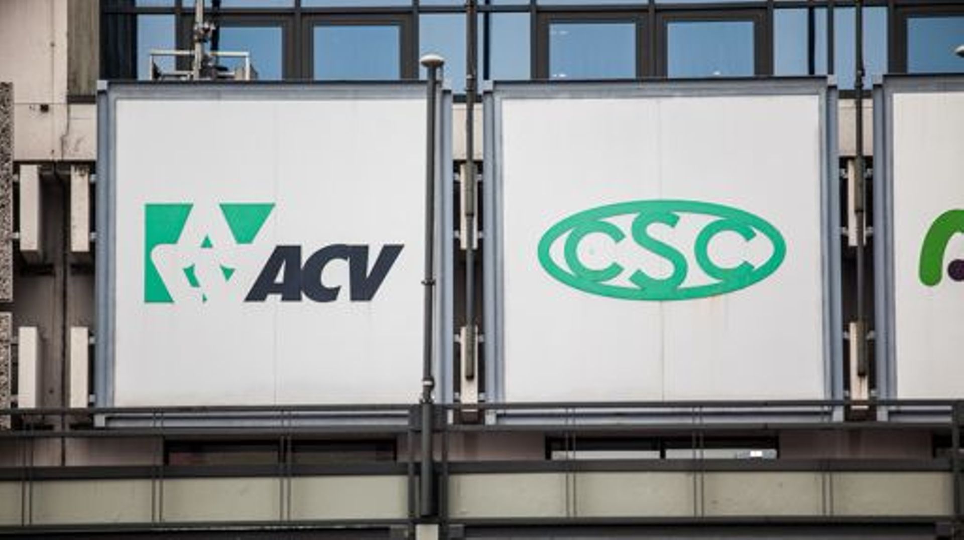 20130215 - BRUSSELS, BELGIUM: Illustration picture shows the logos of ACV and CSC on Friday 15 February 2013 in Brussels. Trends magazine published an article claiming ACW set up fraudulent fiscal structures. BELGA PHOTO SISKA GREMMELPREZ
