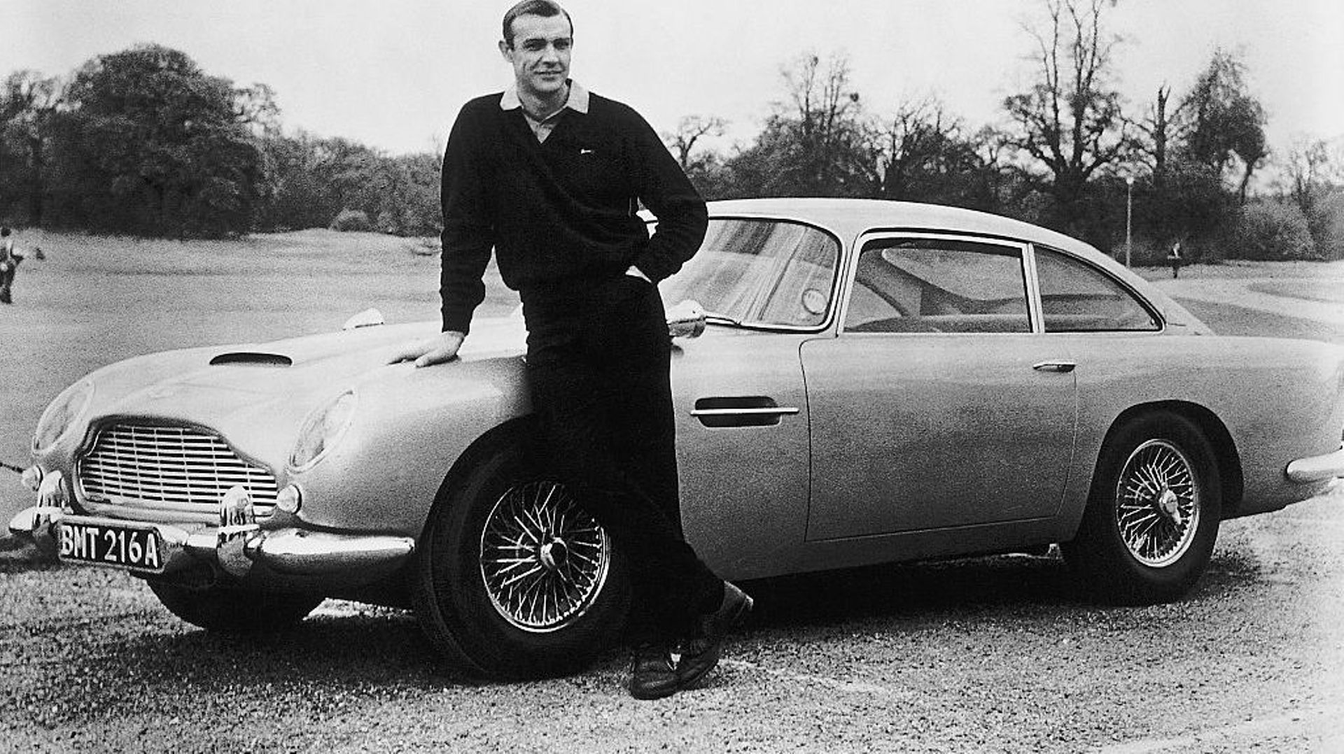 Sean Connery devant une Aston Martin DB5 sur le tournage de "Goldfinger".