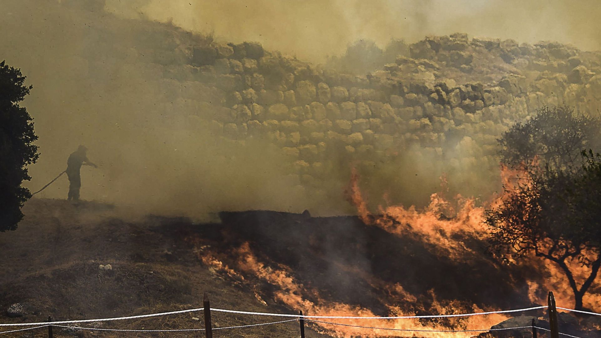 Grèce: feu de forêt aux abords du site archéologique de Mycènes