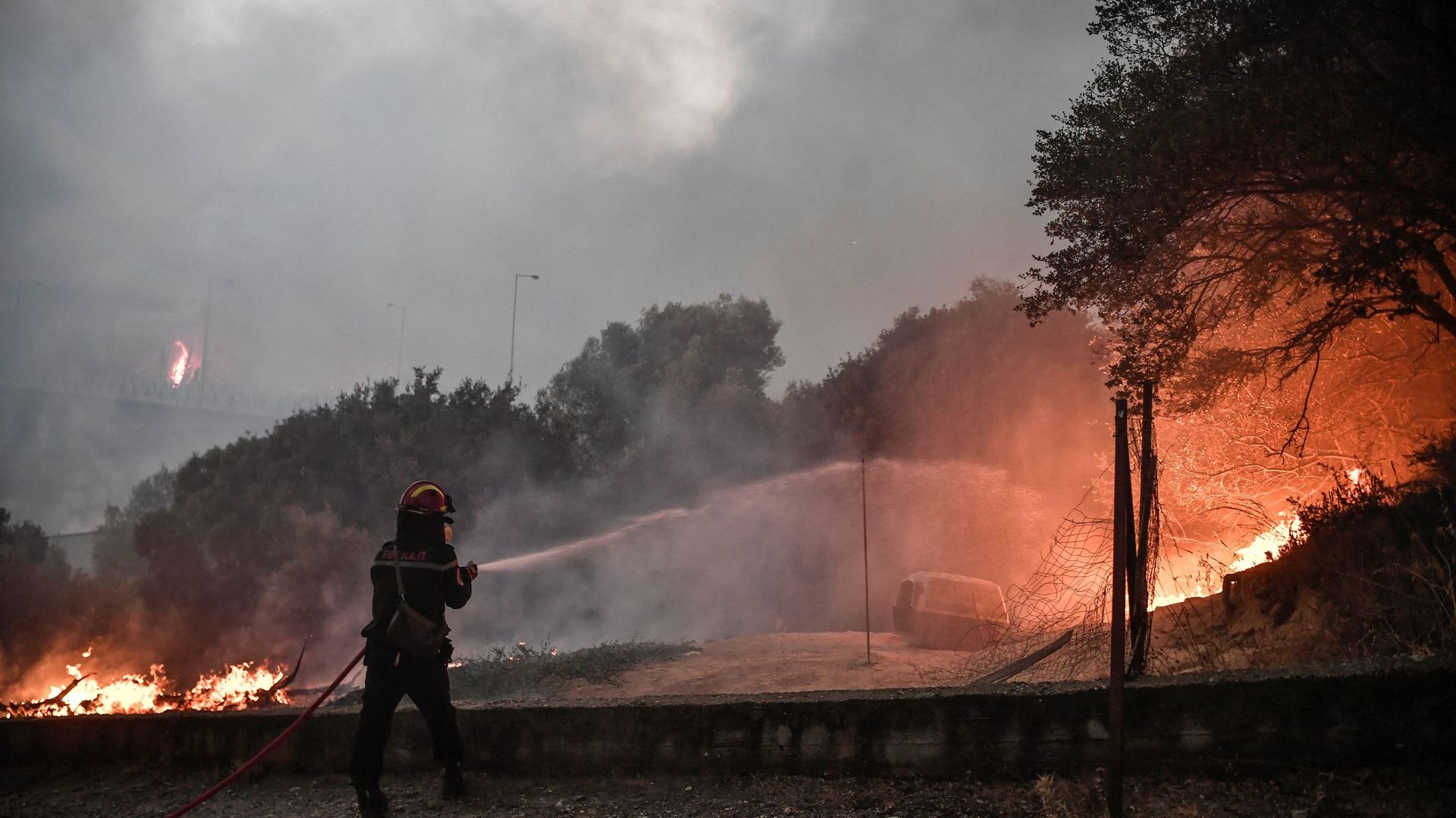 Un pompier tente d'éteindre un feu dans la forêt de Tatol, à 30km d'Athènes