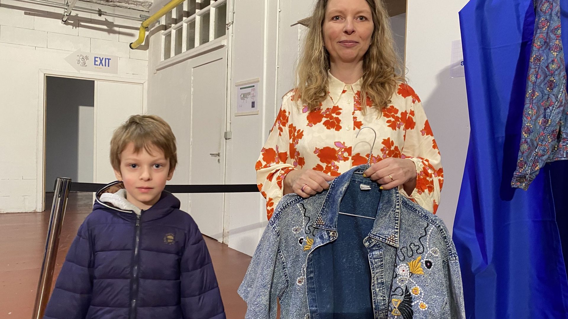 Muriel, fan de veste vintage en jeans, et son fils Diego (6 ans) qui est là notamment pour la "conseiller"