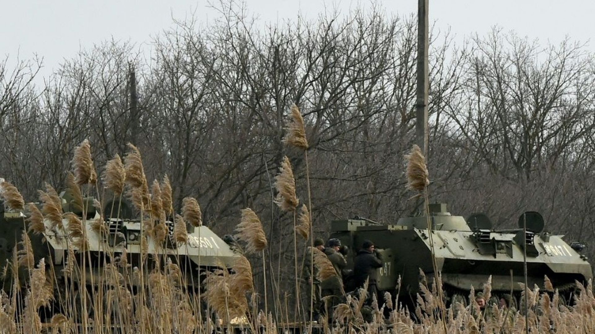 Des véhicules militaires russes chargés sur la plate-forme d'un train dans la région russe de Rostov, à une cinquantaine de km de la frontière avec la république auto-proclamée de Donetsk, le 23 février 2022