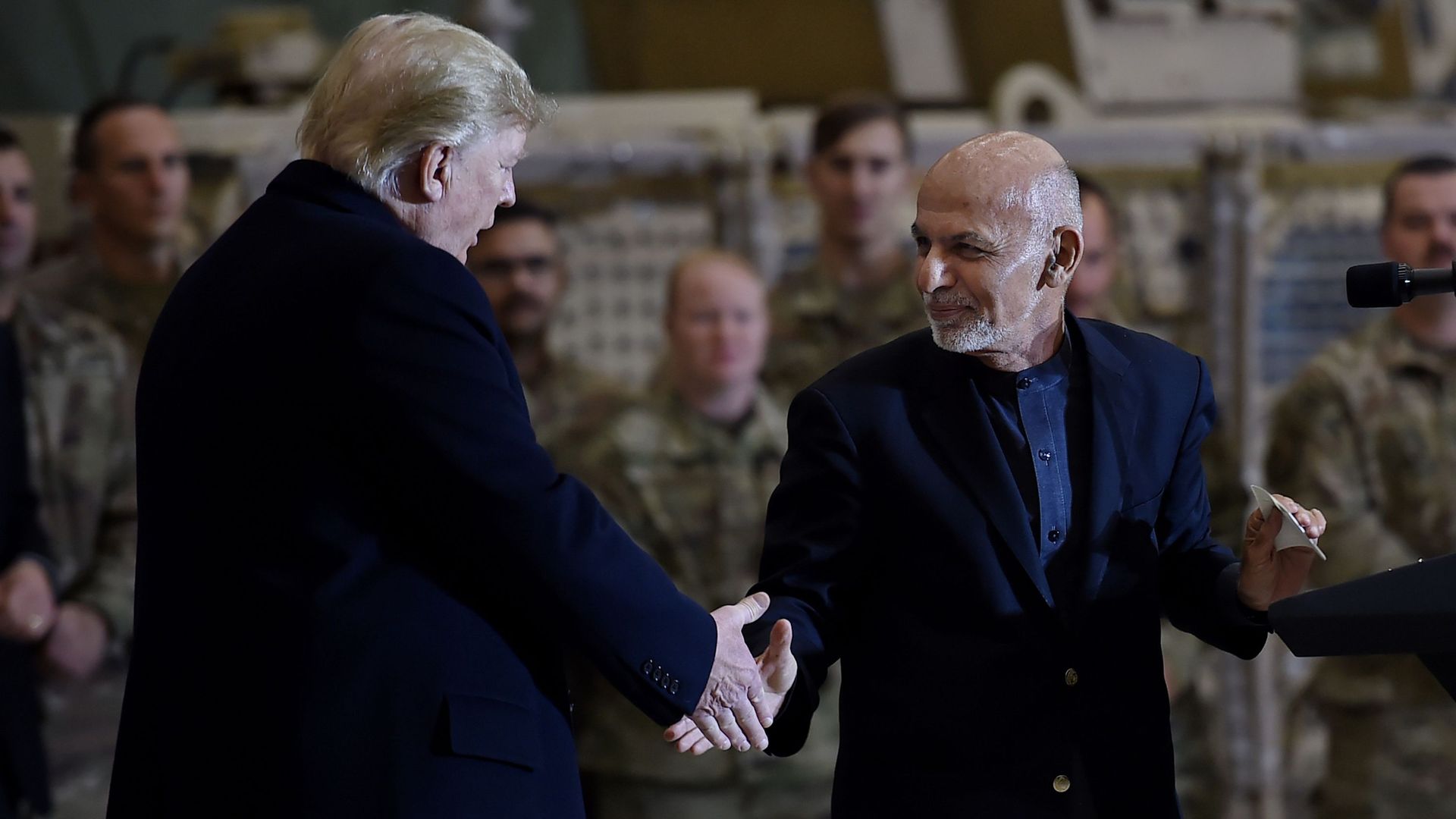Les présidents américain et afghan, Donald Trump et Ashraf Ghani, lors d'une visite aux troupes américaines fin 2019