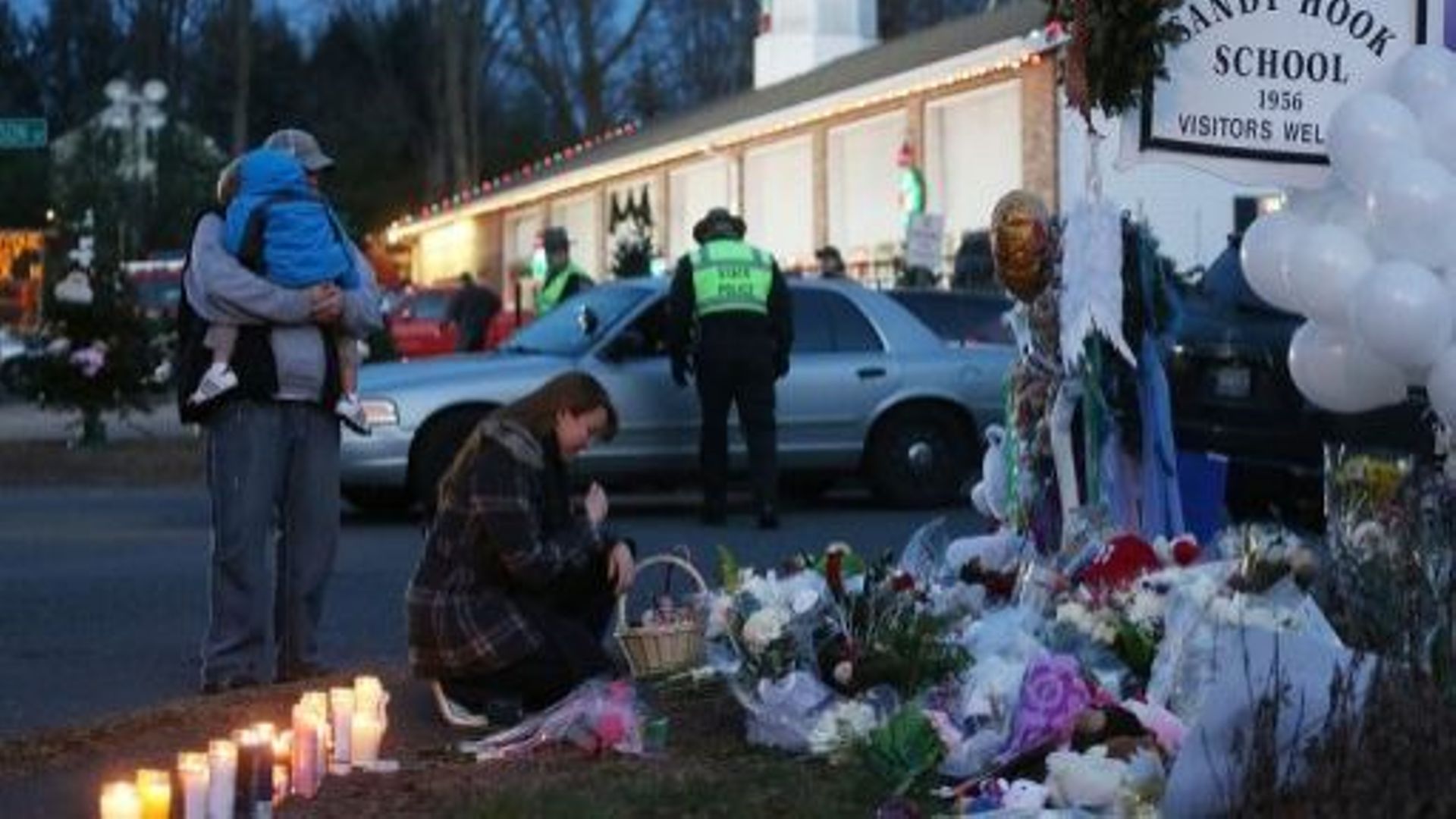Des personnes rendent hommage aux victimes de la tuerie de l'école primaire Sandy Cook de Newtown dans le Connecticut, le 15 décembre 2012