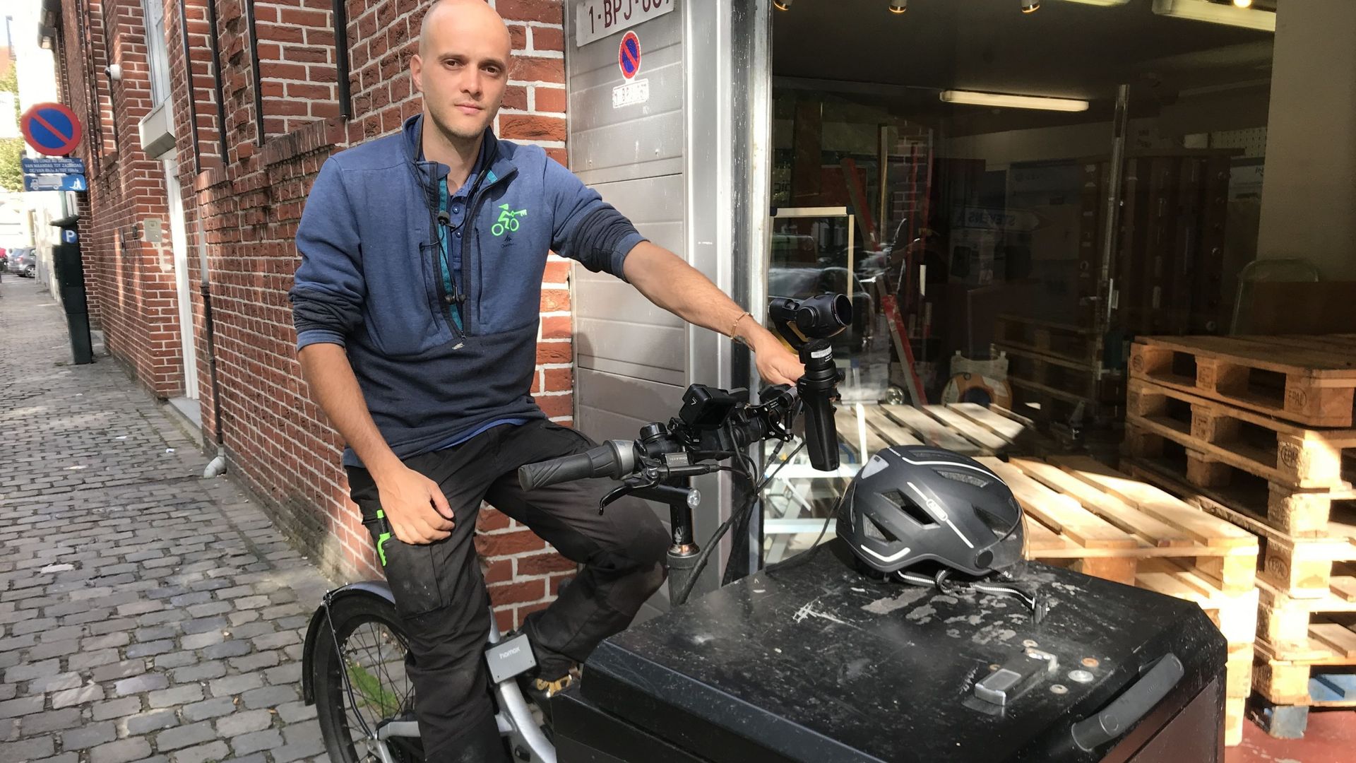Kevin a troqué, il y a deux ans, sa camionnette pour un vélo cargo avec assistance électrique. 
