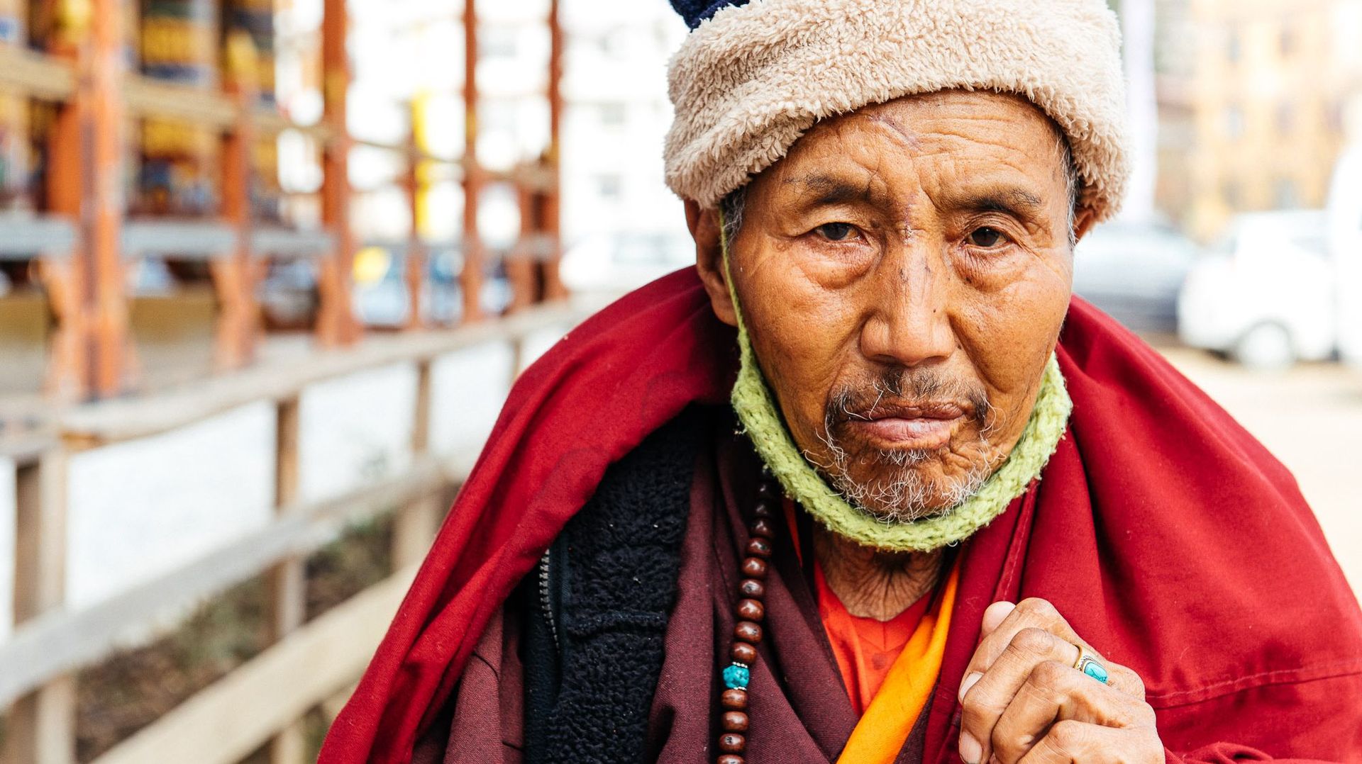 Faire le tour des lieux sacrés en faisant tourner les moulins à prières, les Bhoutanais soignent ainsi leur karma. 