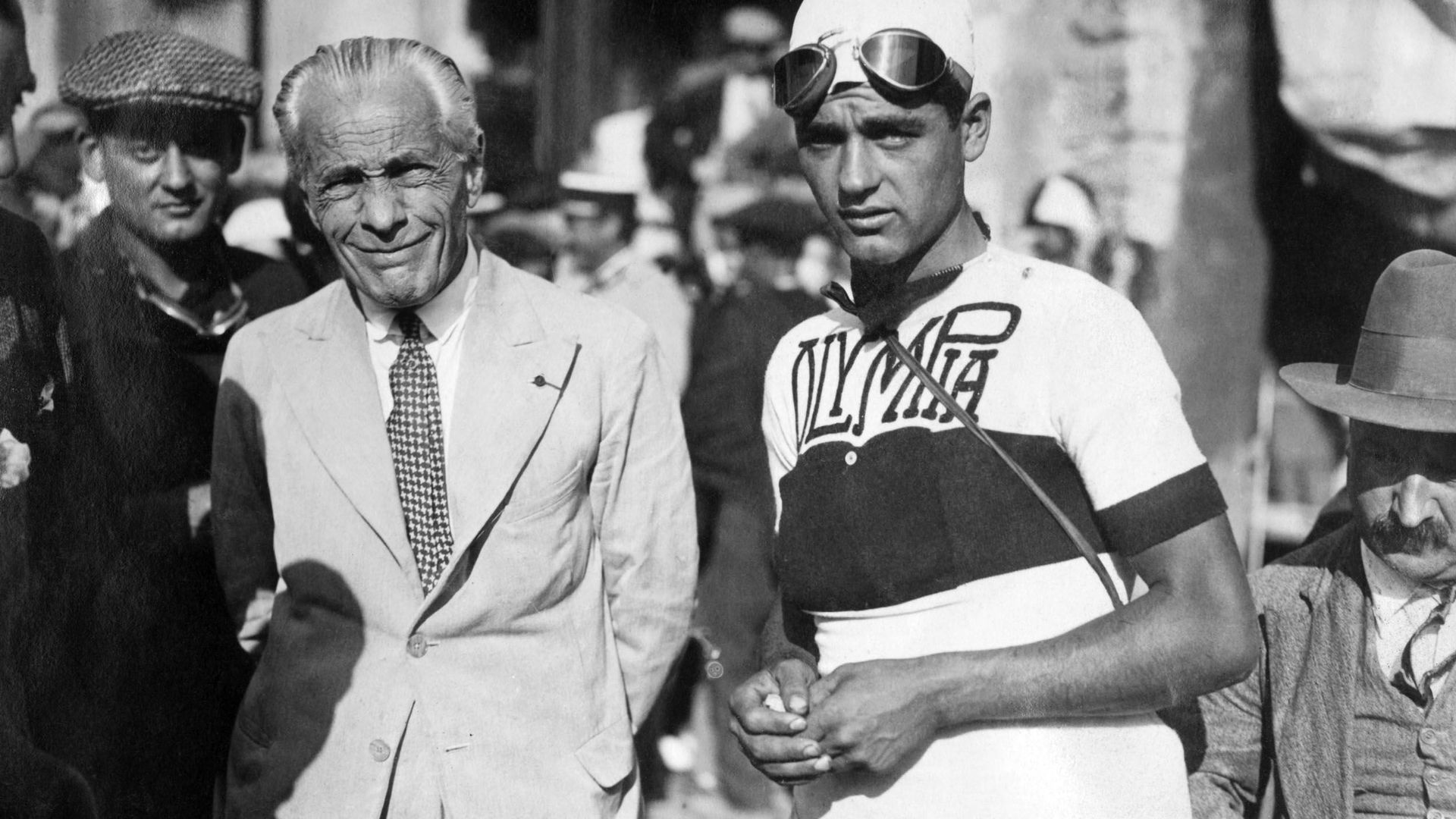 L’organisateur français du Tour de France, Henri Desgrange (à gauche) sourit le 17 juillet 1932 alors qu’il pose à côté du cycliste italien Amerigo Caccioni avant le départ de la 8e étape du Tour de France.