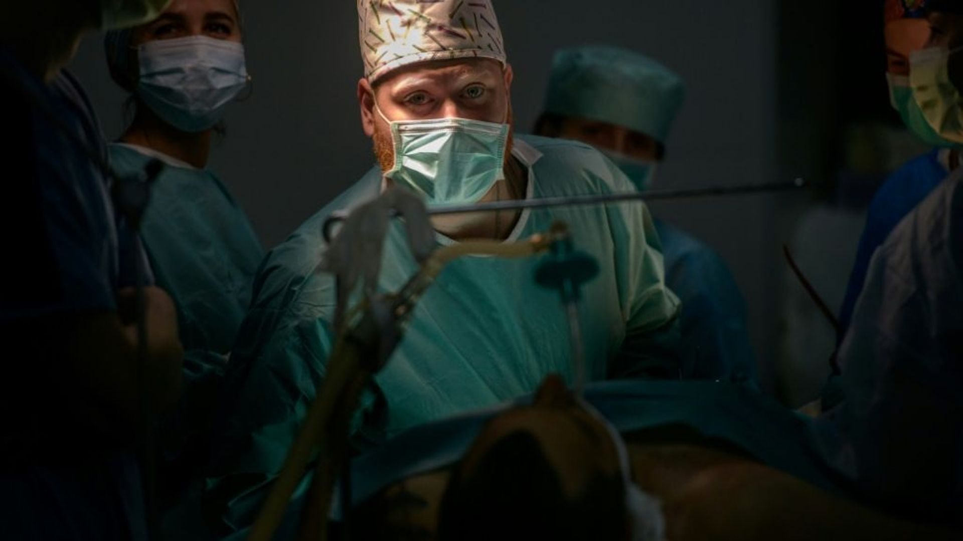 Un chirurgien opère un soldat ukrainien blessé à la jambe à l’hôpital militaire de Zaporijjia, le 18 avril 2022