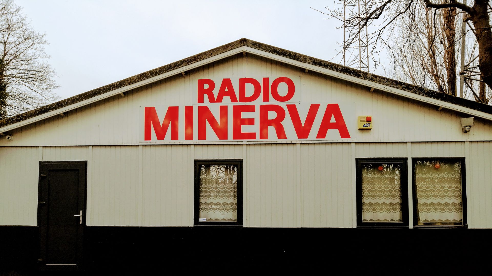 Radio Minerva est diffusée depuis un chalet de 70 m2 situé à deux pas de la plage anversoise de Saint-Anne.