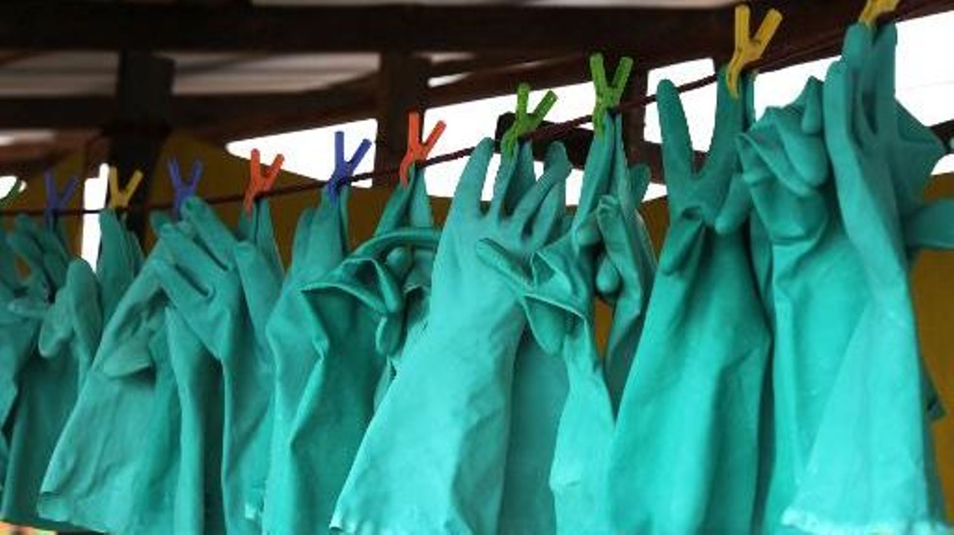 Des gants de protection contre le virus Ebola sèchent après avoir été désinfectés dans l'hôpital de Médecins sans frontières, le 30 août 2014 à Monrovia