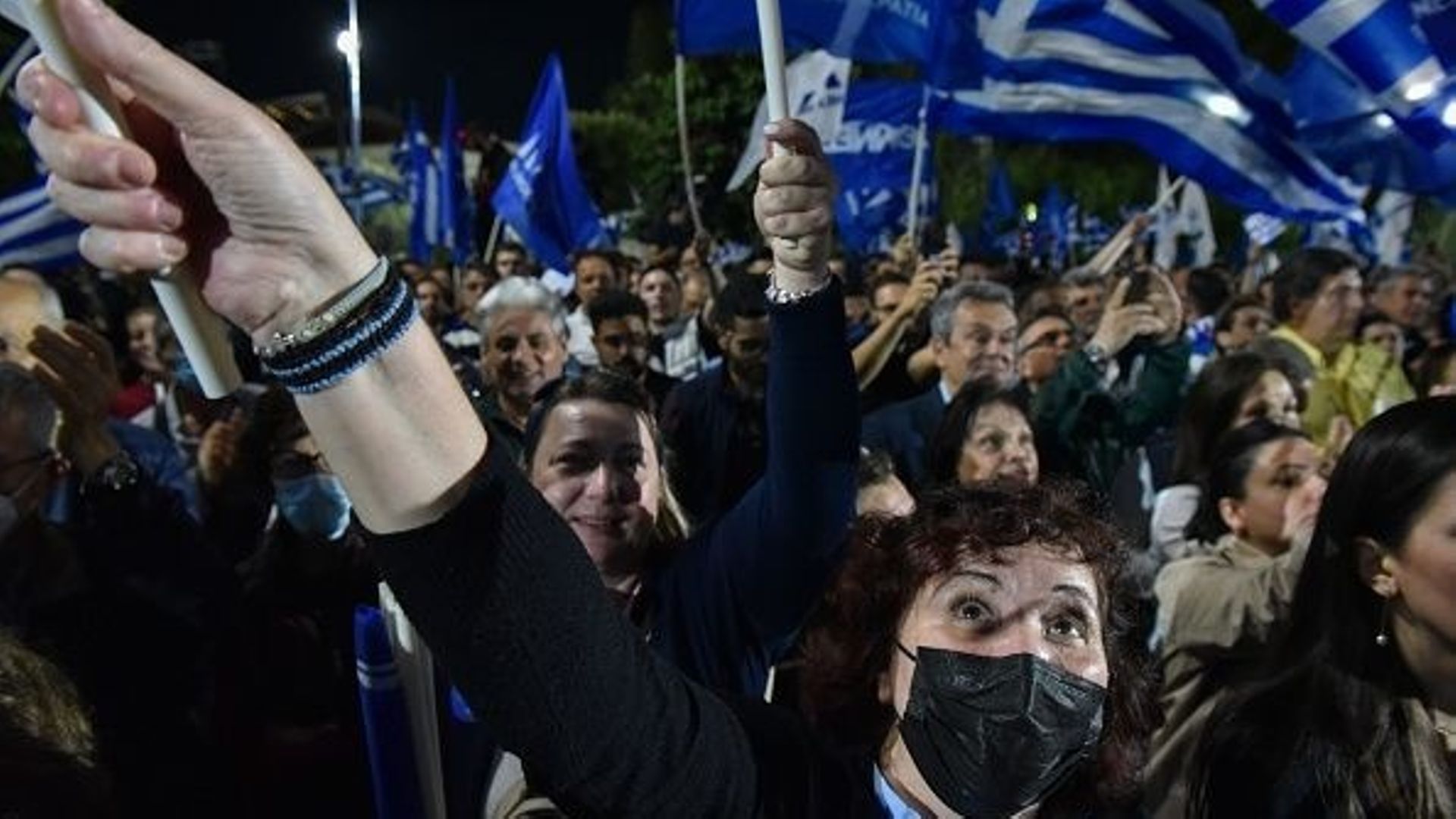 Des partisans du parti Nouvelle Démocratie assistent au principal rassemblement de campagne du parti avant les élections législatives à Athènes, en Grèce, le 19 mai 2023.