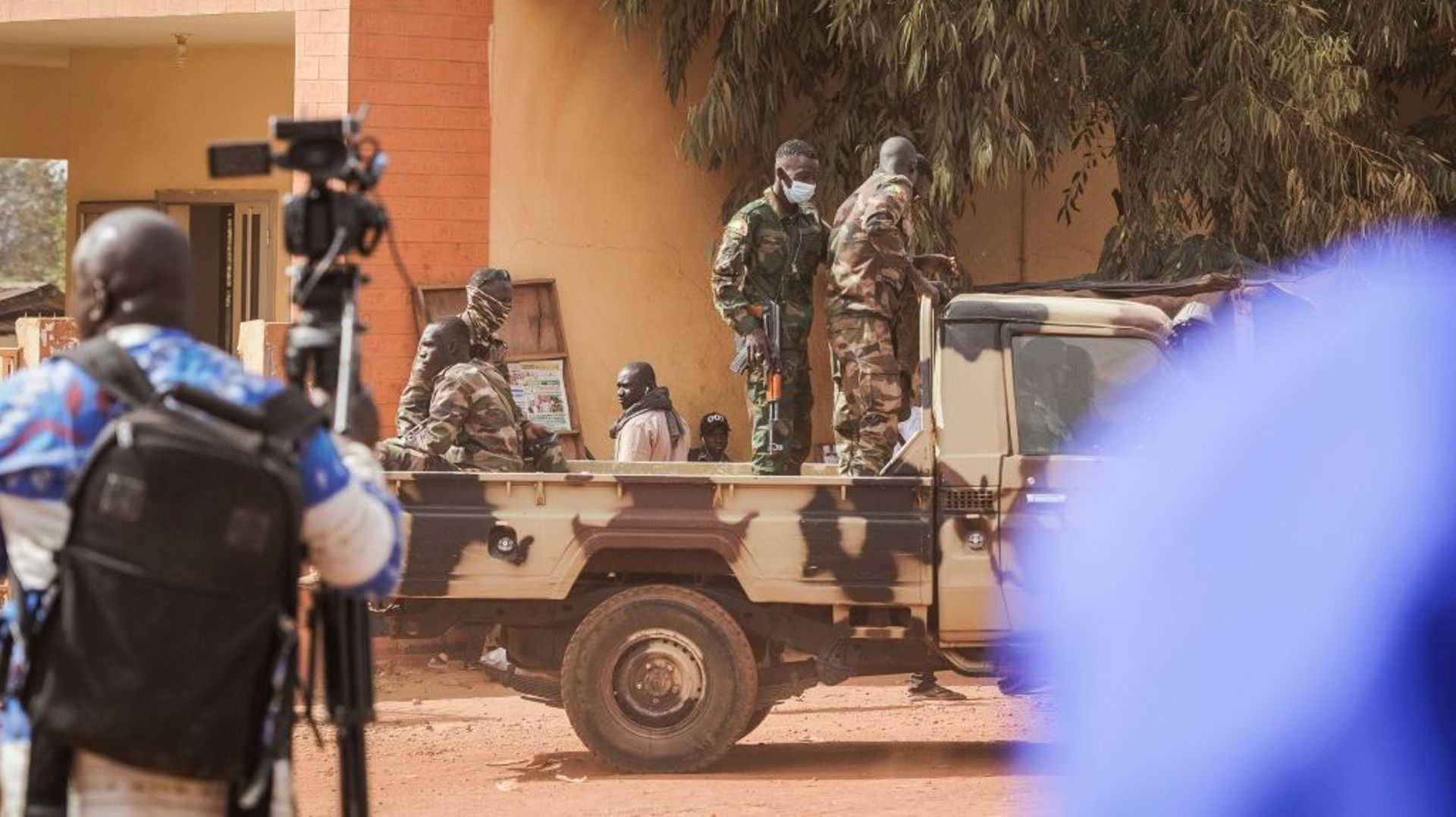 Des journalistes et des militaires devant la cour d’appel à Bamako où 46 soldats ivoiriens ont été jugés, le 30 décembre 2022.