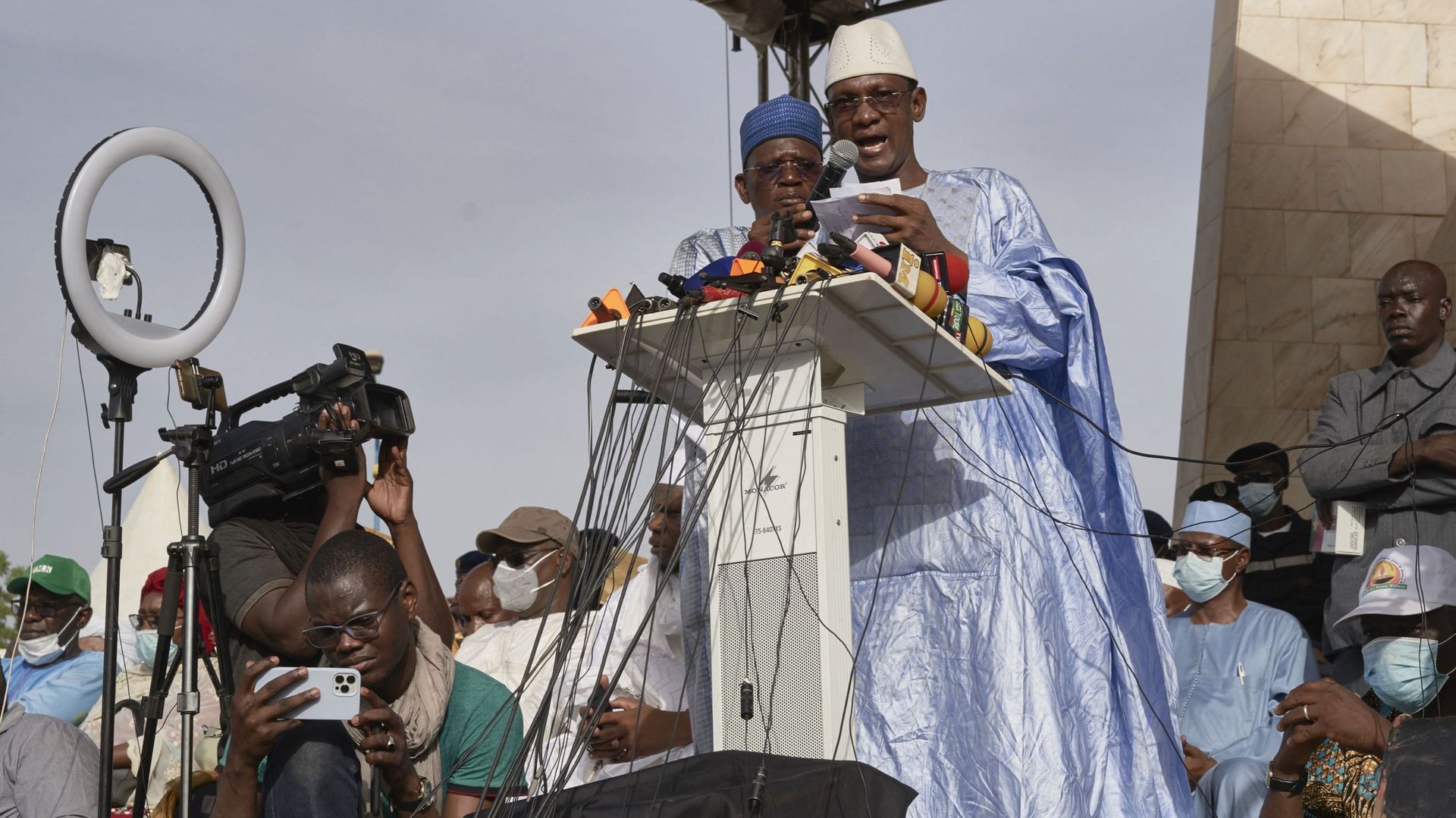 Le leader de la coalition M5-RFP Choguel Kokalla Maiga (C) prononce un discours devant la foule sur la place de l'indépendance de Bamako, le 4 juin 2021.