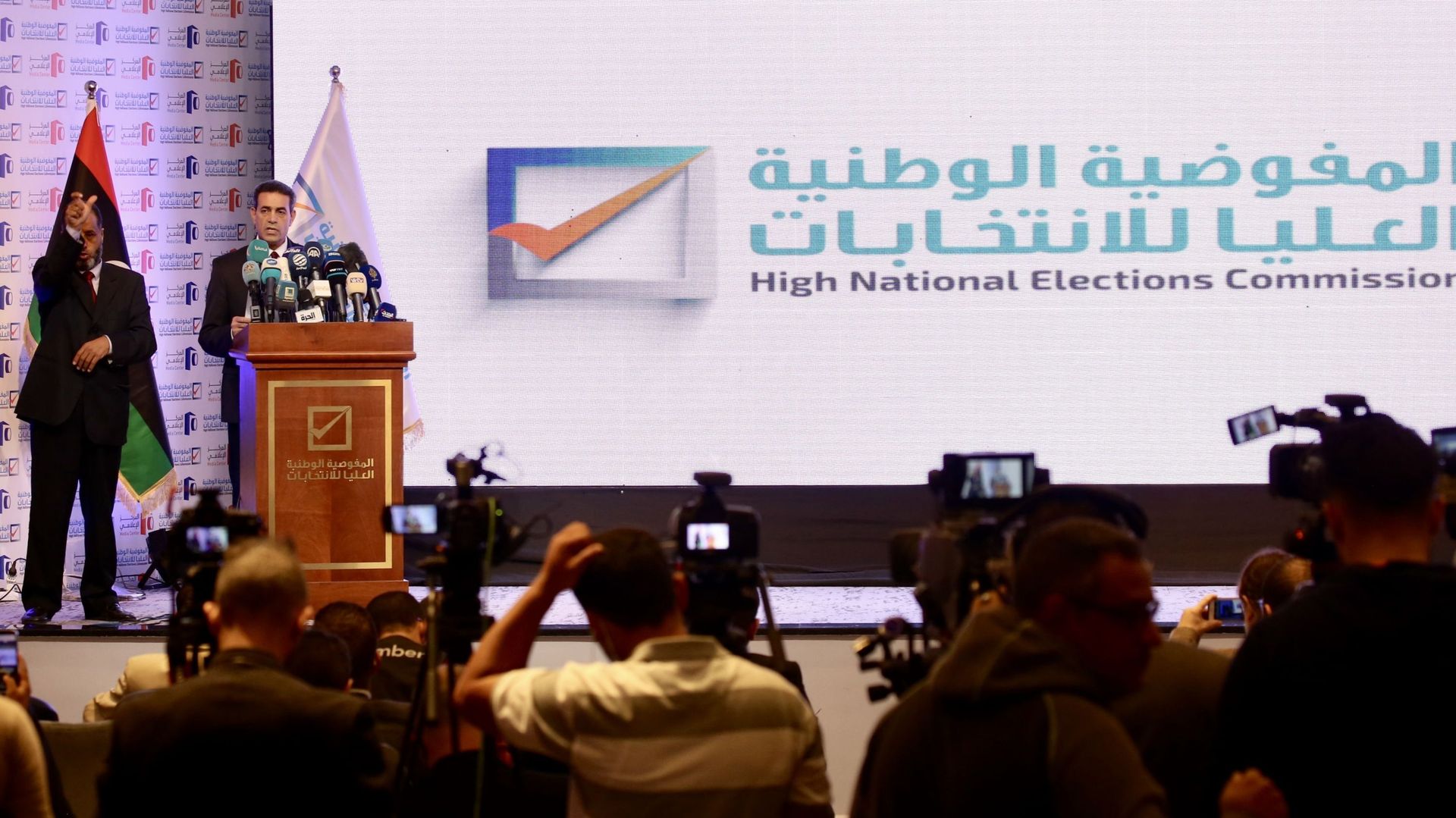 Le président de la Haute Commission électorale nationale libyenne, Emad al-Sayeh, tient une conférence de presse avant les élections présidentielles en Libye, le 23 novembre 2021 à Tripoli, en Libye.