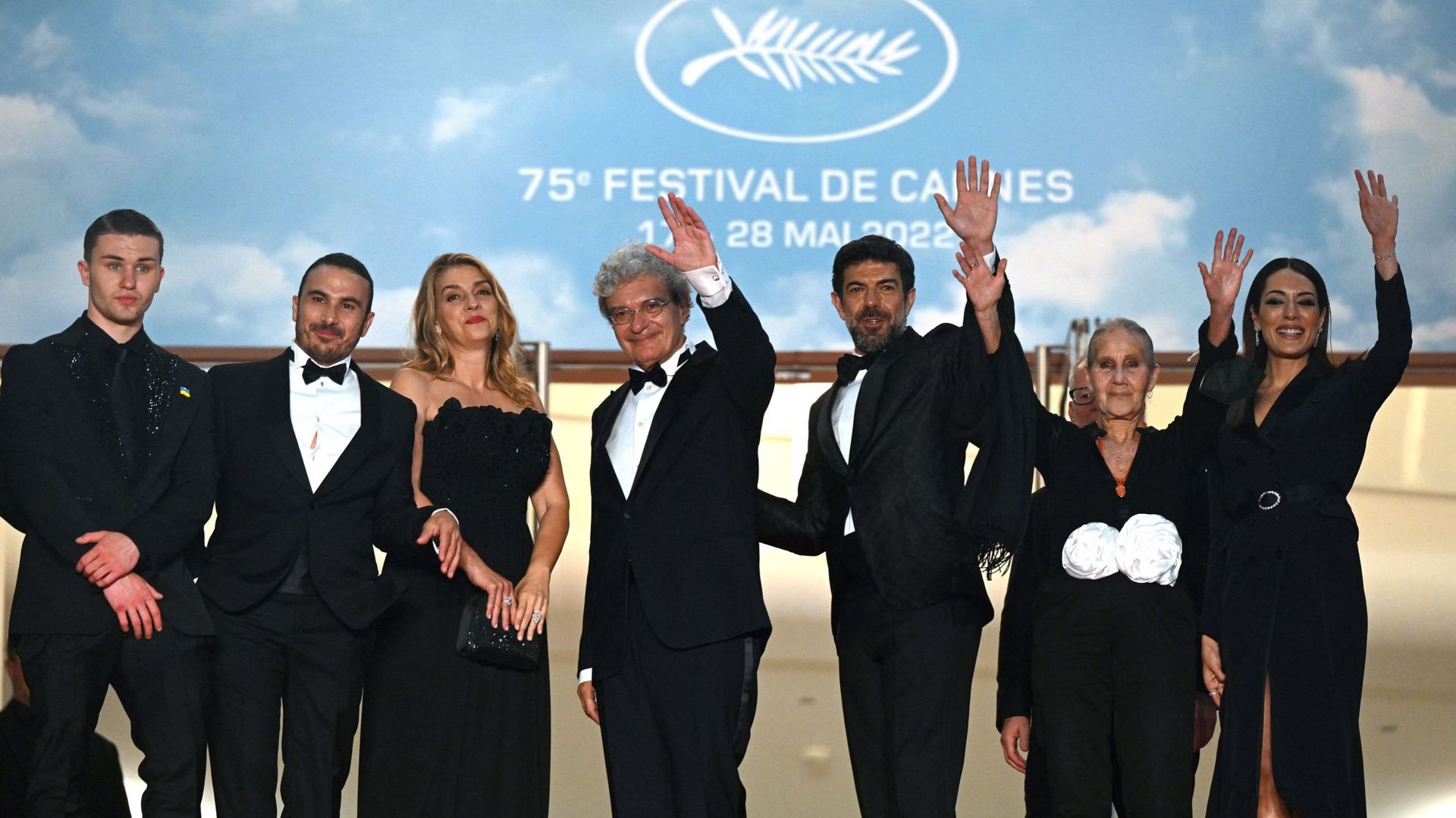 Le réalisateur Mario Martone et le casting de "Nostalgia" en haut des marches à Cannes