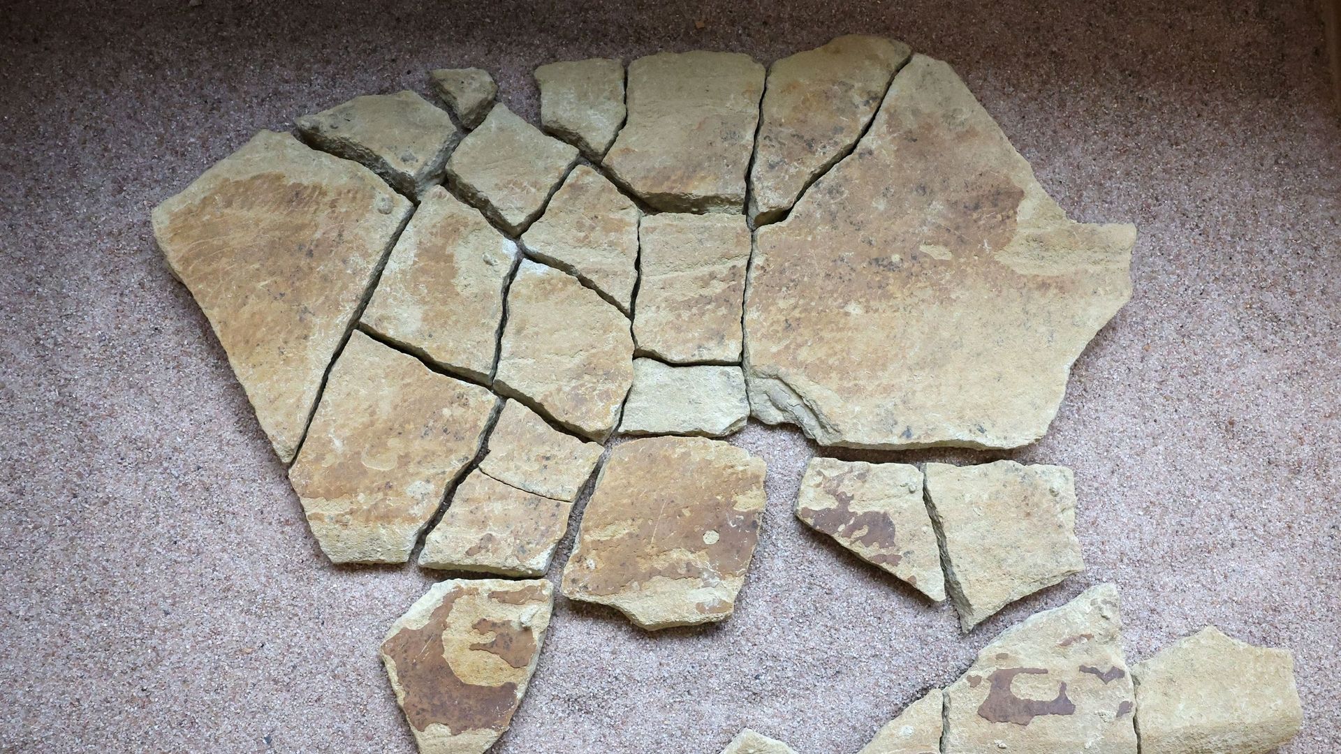 Une grande dalle brisée d’une cinquantaine de centimètres datant du tout début du Magdelanien (- 20.000 ans),