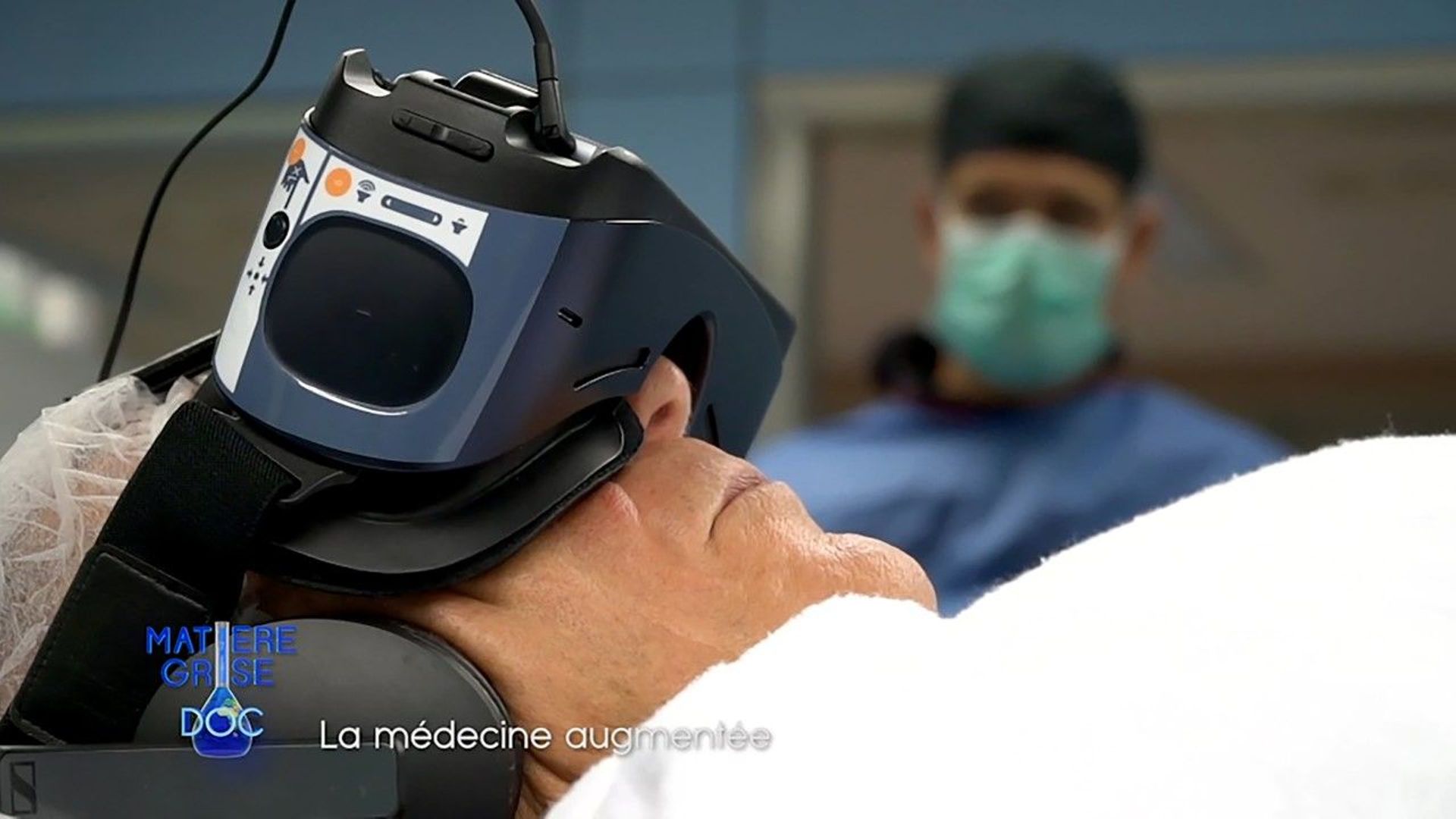 Un patient opéré du cœur expérimente l'hypnose avec un casque de réalité virtuelle