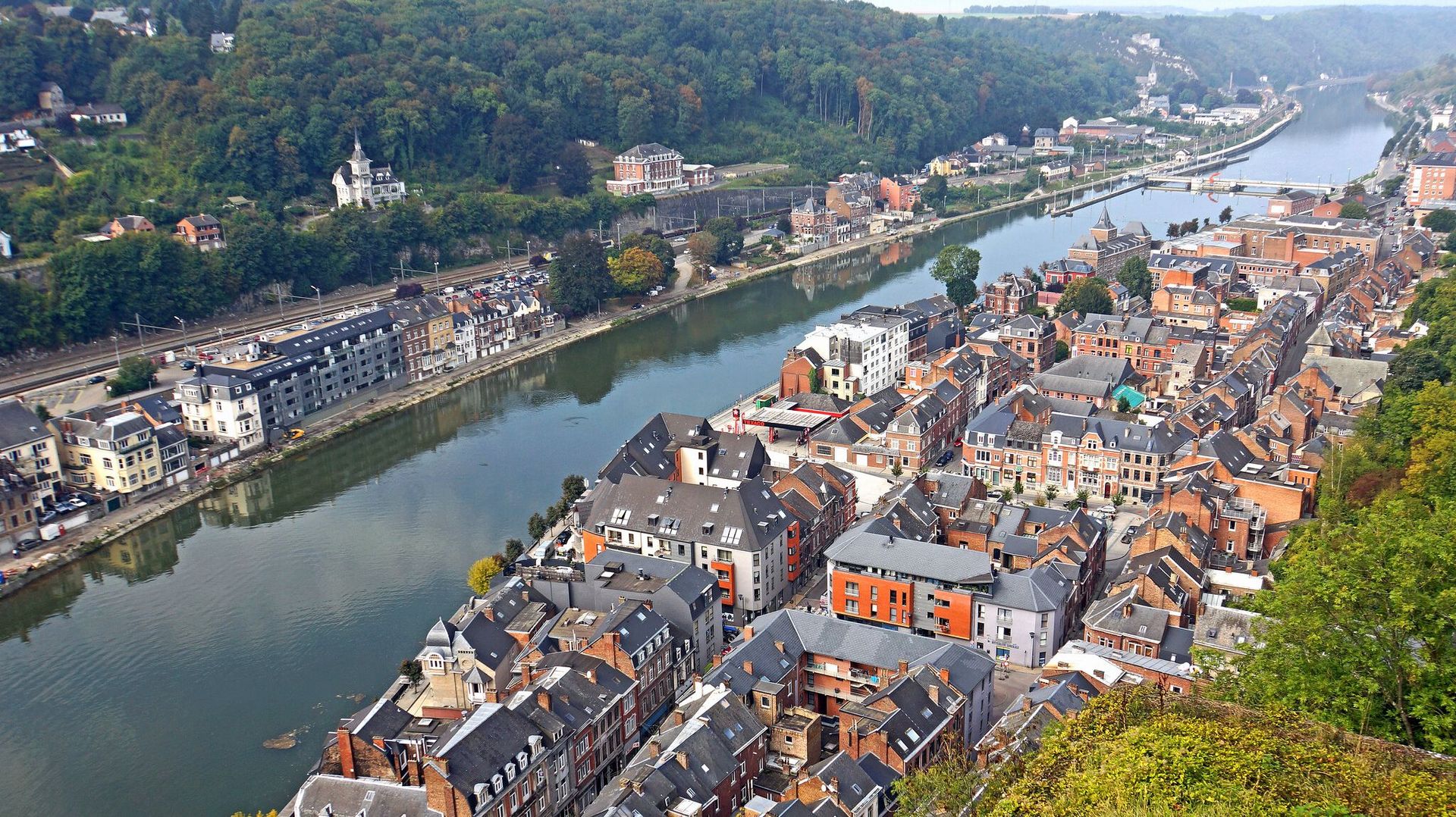 La ville de Bouvignes, en bord de Meuse : le bassin de la Meuse est un dont la pression sur les ressources en eau est la plus forte
