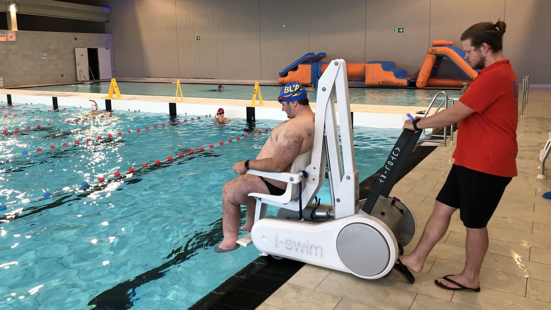 Pour Sébastien Xrhouet, ancien champion paralympique, cet équipement qui permet d’entrer et de sortir de l’eau n’est pas utile qu’aux seuls porteurs de handicap.