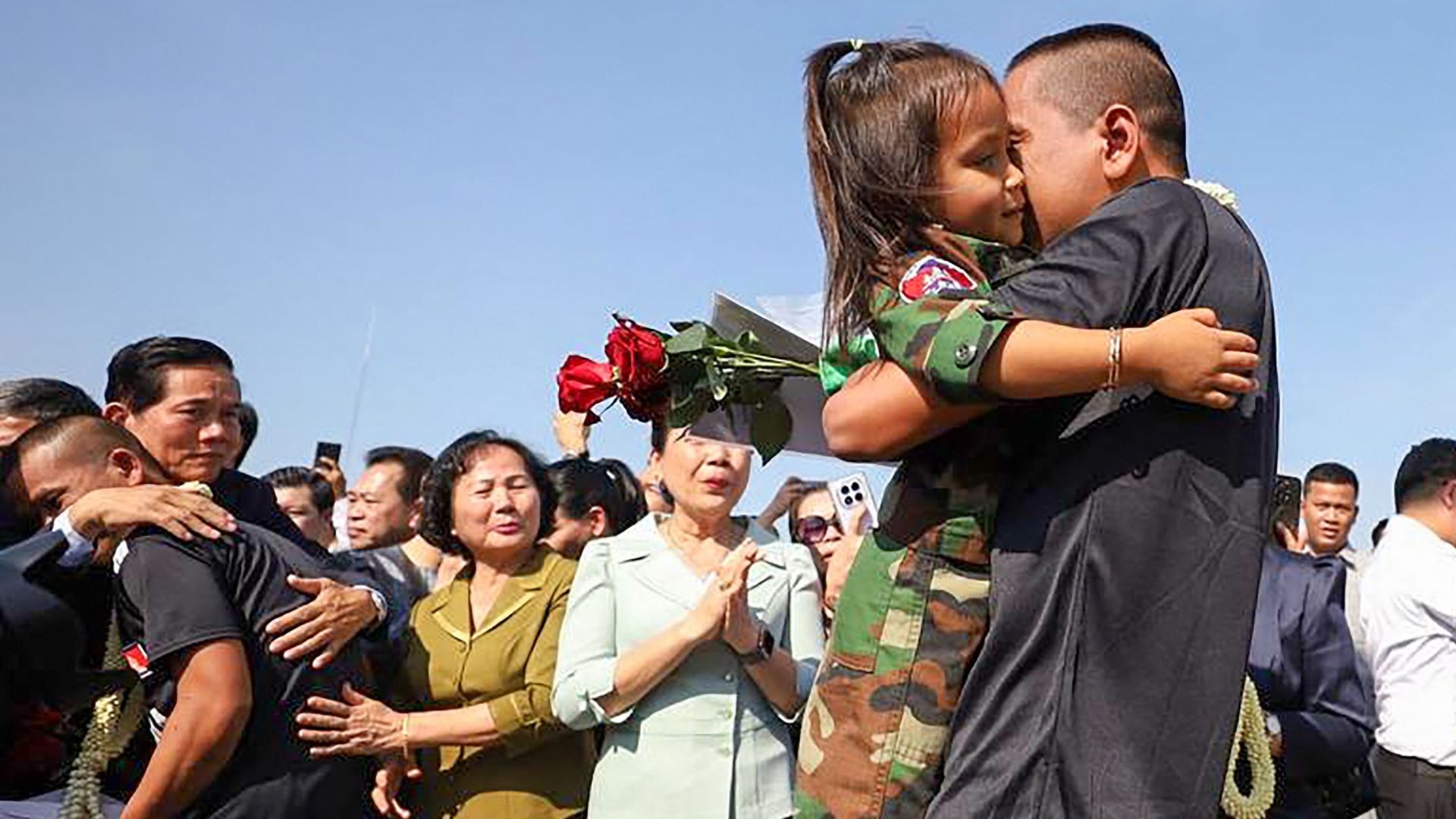 Tensions Thaïlande- Cambodge : les 18 soldats cambodgiens libérés par Bangkok accueillis en héros à Phnom Penh