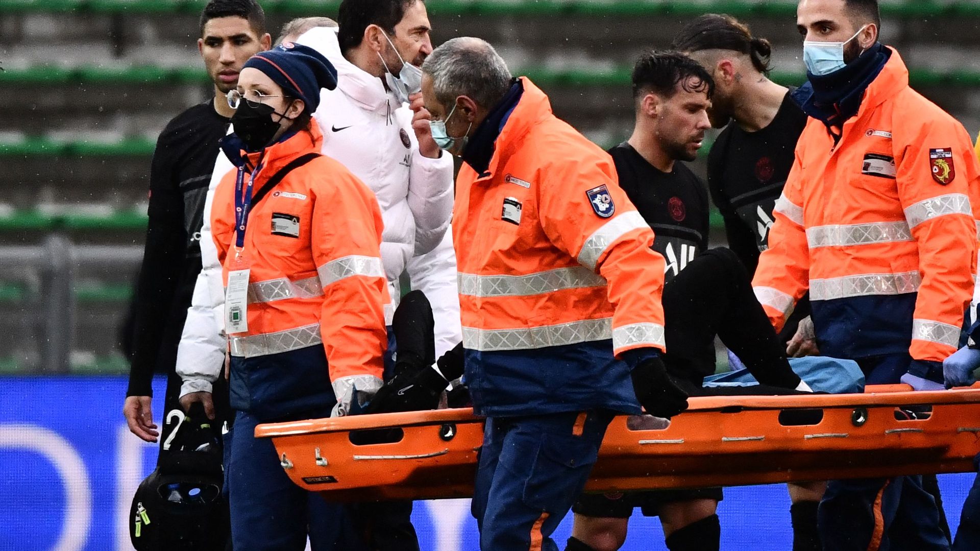 Neymar quitte la pelouse de Saint-Étienne en civière et en larmes après sa blessure à la cheville.